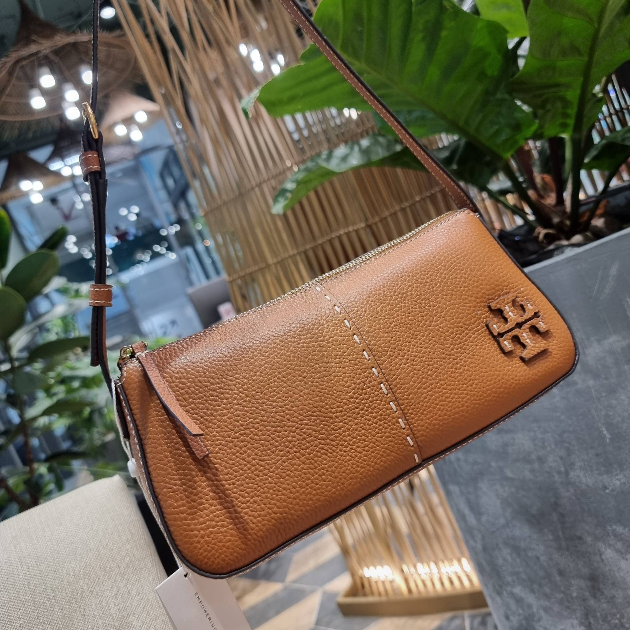 TORY BURCH MCGRAW WEDGE กระเป๋าสะพายไหล่ ทรงสวยไม่ซ้ำ ไม่เกร่อ!! สะดวกใช้งาน ดีไซน์เรียบแต่แฝงความหรู และคลาสสิคในตัว วัสดุหนังลูกวัว สัมผัสดี สวยคม เปิด-ปิดด้วยซิป ภายในเป็นช่องโล่ง มีช่องย่อยเก็บบัตร มาพร้อมสายสะพายในตัว ปรับได้อีกเล็กน้อย ไอเท็มนี้เหมา