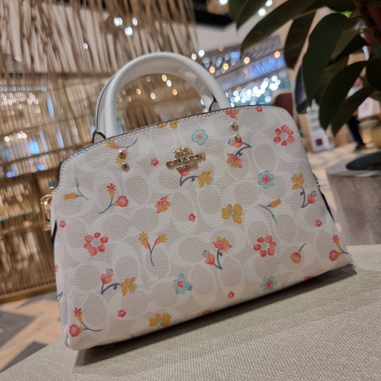 COACH C8340 MINI LILLIE CARRYALL IN SIGNATURE CANVAS WITH MYSTICAL FLORAL PRINT สีใหม่ล่าสุด กับรุ่นที่สุดของความขายดี คอลยอดฮิตในลวดลายสุดชิค กระเป๋าสะพายทรงสวย ที่ดีไซน์ออกมาให้ใช้งานง่าย สะดวก สวย หรู ดูดี!! วัสดุหนังแคนวาสเคลือบลาย มาพร้อมสายสะพายข้าง