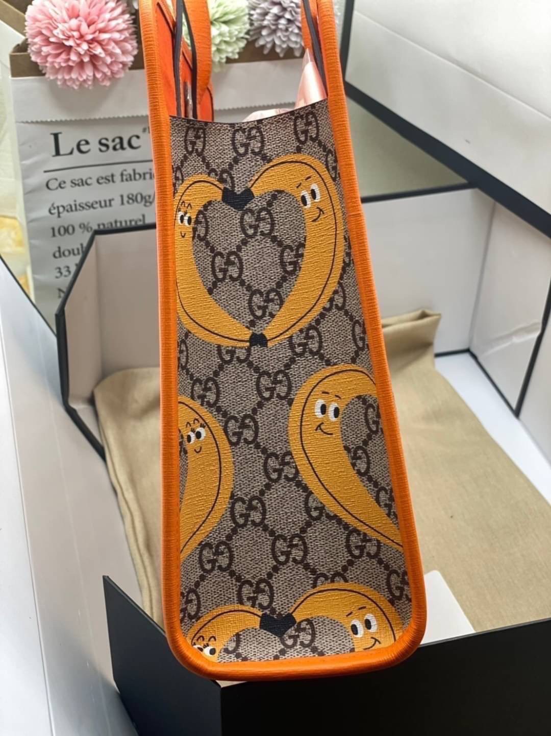 Ori GUCCI Children's tote bag GG kids ที่สุดของความน่ารัก ลิมิเต็ดแบบไม่มีเอาท์ สาวๆสายหวานไม่ควรพลาดด้วยประการทั้งปวงเลยค่าา หนังแท้เกรดดีที่สุด พิมพ์ลายแบรนด์รอบใบเทคเจอร์สวยอยู่ทรง ภายในมีโลโก้กว้างและจุสุดๆใส่สัมภาระได้เยอะ ภาพถ่ายจ