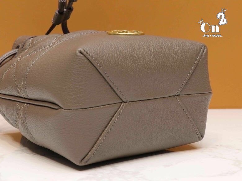 TORY BURCH WILLA MINI BUCKET BAG สุดปัง กระเป๋าสะพายทรงบัคเก็ต สวยผู้ดี โดดเด่นด้วยโลโก้สีทองดูหรู อัพลุคผู้ดี๊ผู้ดี วัสดุหนังแท้ ดีไซน์บุนวม เส้นคมดีเทลหรู เปิด-ปิดหนังรูดปากกระเป๋า มีหูหิ้วในตัว คล้องแขนเก๋ๆ ภายในเป็นช่องโล่ง มีช่องย่อย ใส่ของสำคัญจุกจิ