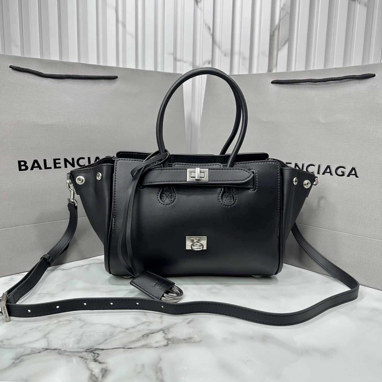 ORI หนังแท้ | Balenciaga Bel Air Carry All Bag Mini in Black smooth leather, aged-gold hardware ที่สุดของไฮแฟชั่น ดีไซน์เหนือกาลเวลาสุดไอคอนิค ต้องยกให้แบรนด์นี้เลยค่ะ กระเป๋าสะพายดีไซน์สวย!! หรู!! เลิศ!! ไม่ซ้ำใคร