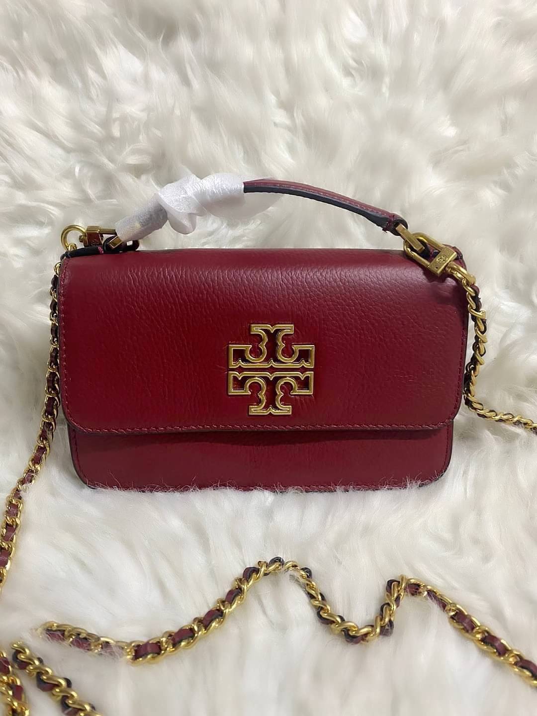 TORY BURCH BRITTEN MINI TOP HANDLE BAG พร้อมส่งที่ไทย กระเป๋าสะพาย Crossbody วัสดุหนังวัวแท้ การออกแบบเรียบง่าย ยังคงความหรูหราเอาไว้ มาพร้อมสายยาวโซ่อะไหล่ทองสลับหนัง ถอดออกได้ ตอบสนองการใช้งานได้ดี มีหูหิ้วด้านบนสามารถใช้งานได้ในหลายโอกาสค่ะ