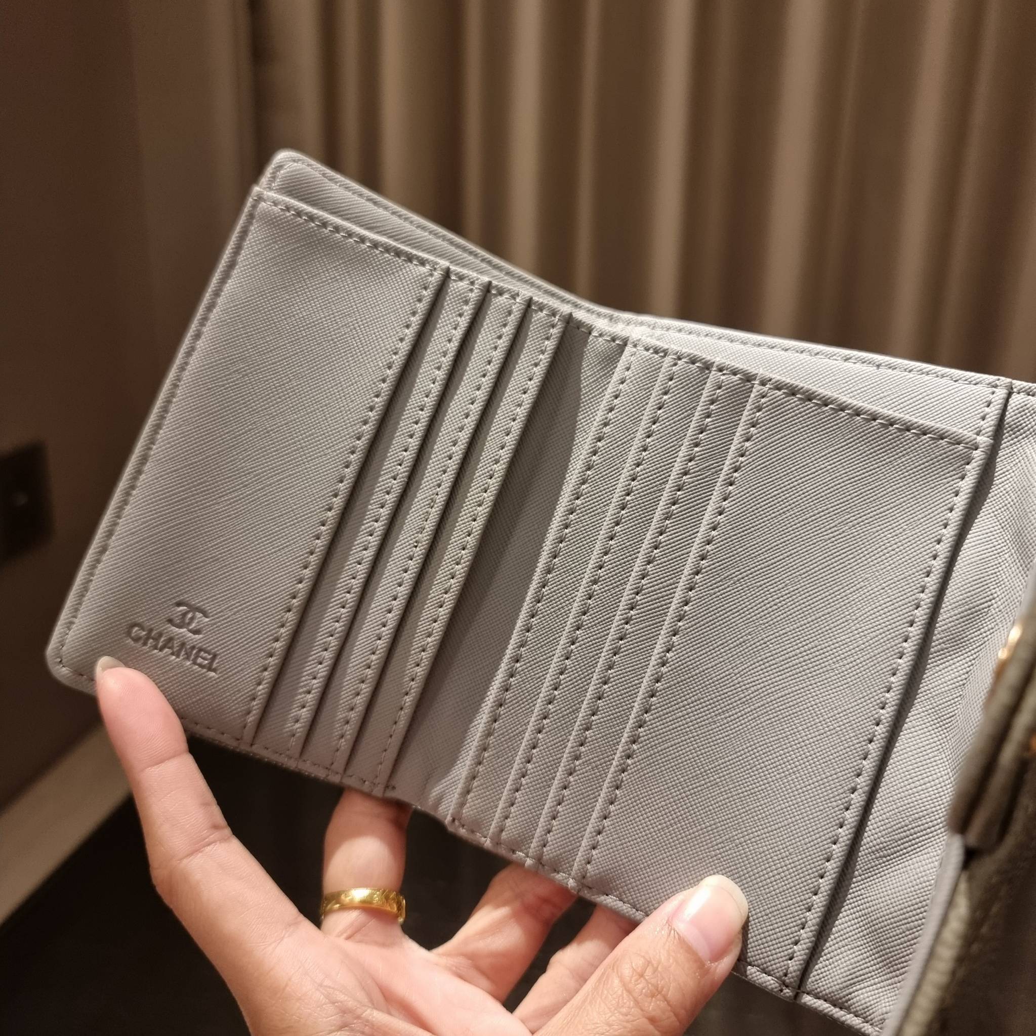 VIP 】มาแล้วจ้า!! รุ่นแนะนำ!! ฮิตติดใจสาวๆ!! กระเป๋าสตางค์ใบสั้นรุ่นฝาพับ จาก Chanel premium for gift เรียบหรู ดูไฮน์ วัสดุหนังสังเคราะห์ลายคาร์เวีย ด้านในเป็นหนังซาฟเฟียโน่ เปิด-ปิดด้วยกระดุมแม่เหล็ก ภายในกระเป๋ามีช่องใส่บัตร ใส่ธนบัตรได้ ดีไซน์เรียบหรูตา