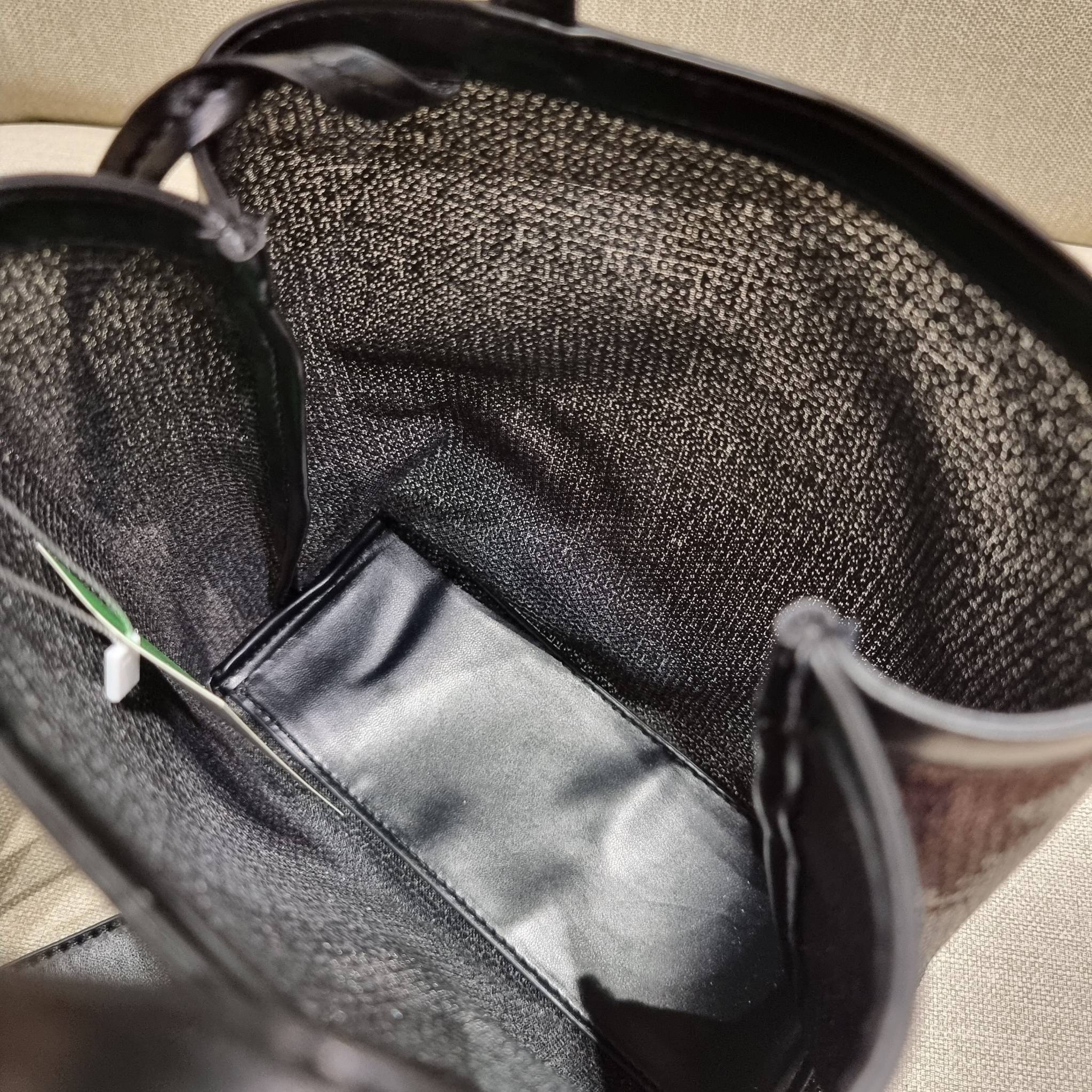 PRADA SMALL SEQUINED MESH TOTE BAG เอาใจสายแฟอีกครั้ง!! กระเป๋าทรงโท้ท ขนาดเล็ก ที่มีดีเทลฝีมือ ด้วยการเรียงร้อยแผ่นเลื่อมเป็นตาข่ายรอบใบ ตัดขอบด้วยหนังสังเคราะห์ พิเศษพร้อมใบลูกให้ด้วย ทรงใช้งานง่าย ภายในโล่งกว้าง ถือไปเรียน ไปเที่ยว ไปทำงาน พกพาง่ายสุดๆ