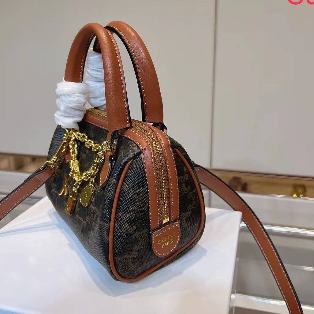 CELINE MINI BOSTON BAG IN TRIOMPHE CANVAS กระเป๋าทรงบอสตันไซส์มินิน่ารัก ประดับสายโซ่สีทอง พร้อมตัวห้อยตกแต่งสวยหรูโดดเด่น