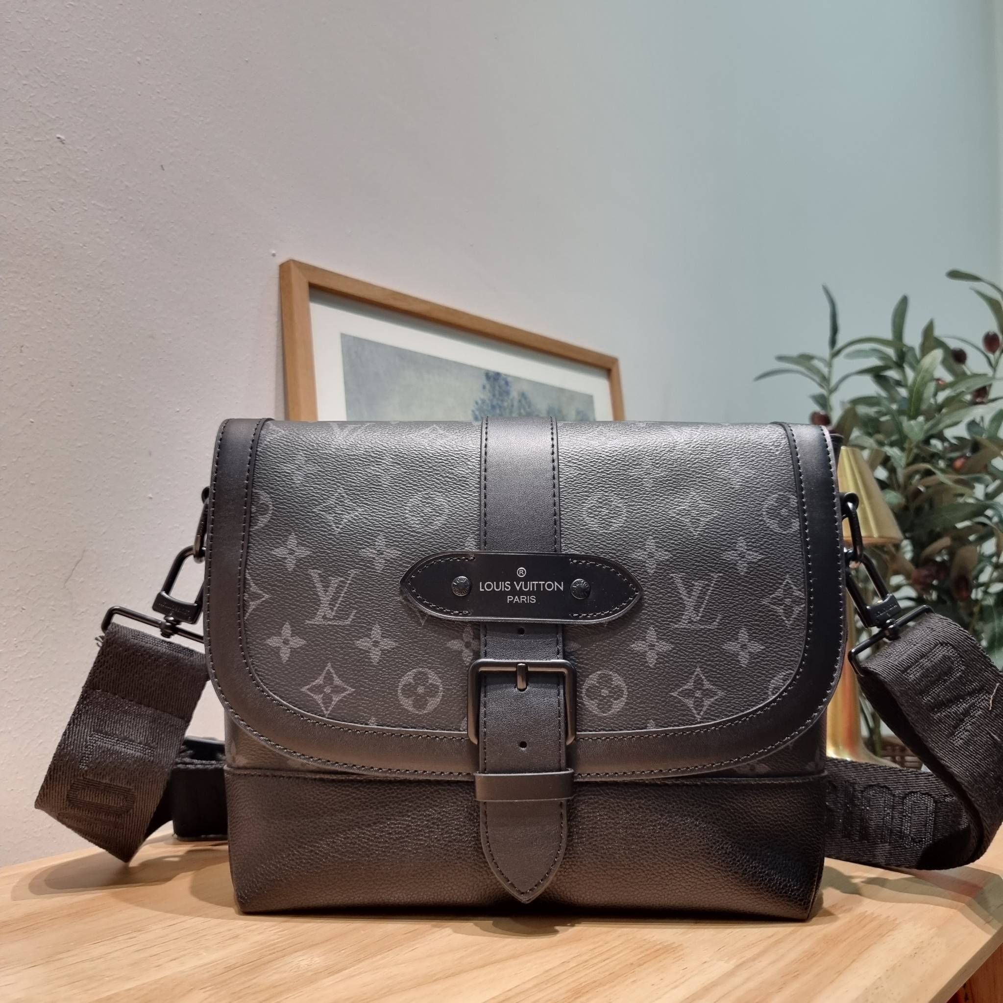 LV SAUMUR MESSENGER Monogram Eclipse Canvas Bag คอลเลคชั่นสุดหล่อ ใหม่ก่อนใคร กับกระเป๋าสะพายทรงแมสเซ็นเจอร์สำหรับหนุ่มๆ ดีไซน์คลาสสิคแฝงดีเทลความหรู