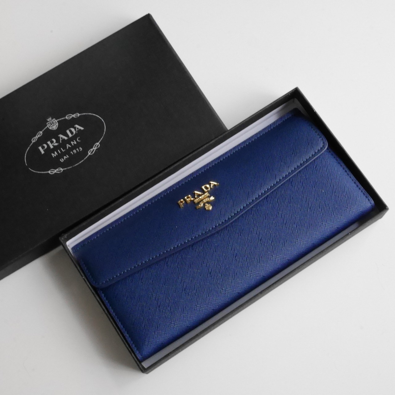 พร้อมส่งครบสีค่ะ 🖤💙💖 Best Seller PRADA LONG WALLET กระเป๋าสตางค์ยาว **รับทรัพย์ ทรงหรู จากงานพรีเมี่ยมกิ้ฟ จากเคาเตอร์ต่างประเทศ จากแบรนด์ PRADA ลายหนัง SAFFIANO มีช่องใส่บัตร ถึง 12 ช่อง และช่องซิปใส่ของจุกจิกได้ น้ำหนักเบา จับถนั