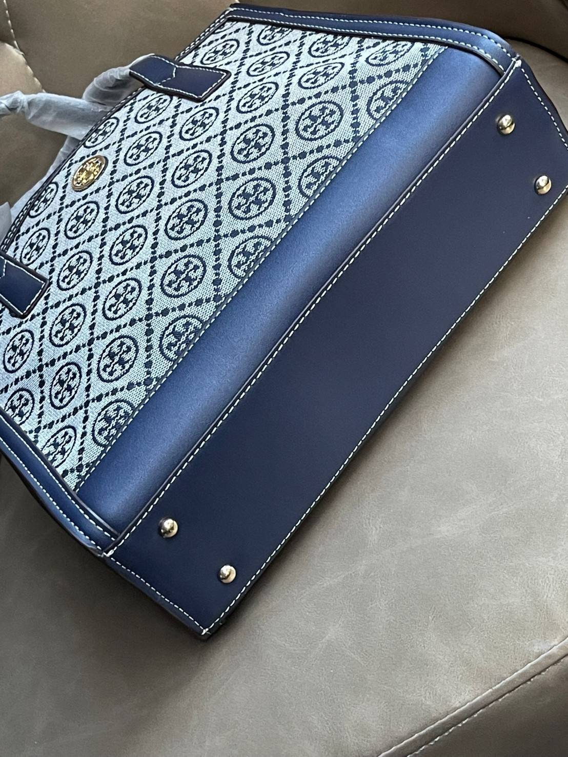 Tory burch T monograme Walker small sacthel คอลเลกชั่นนี้เป็นกระเป๋าที่ตอบโจทย์สาววัยทำงานอย่างมาก ใช้เป็น Everyday Bag สำหรับสาว ๆ เหมาะกับการใช้งานทุกช่วงเวลา ลวดลายของ T Monogram สุดคลาสสิก ตกแต่งขอบด้วยหนัง ยังจุของได้เยอะตอบโจทย์สาว ๆ ที่มีของใช้ส่วน