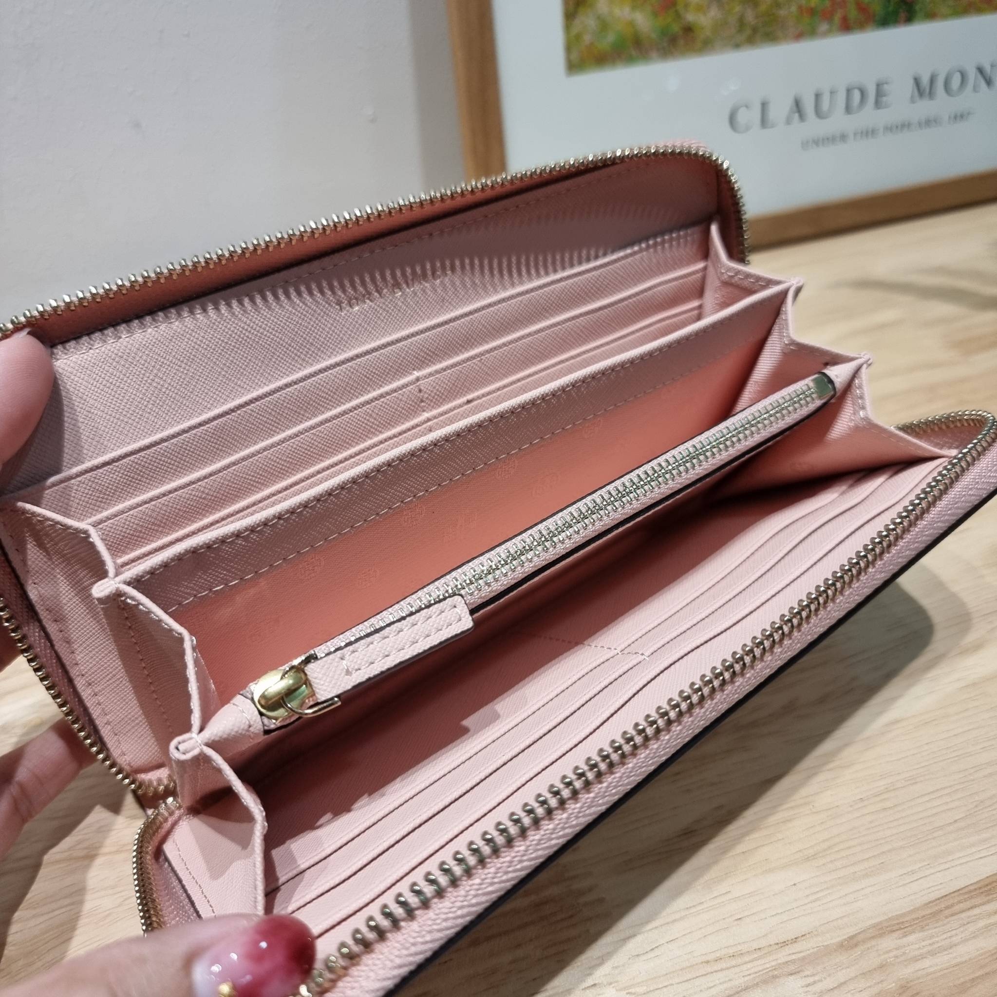 TORY BURCH ROBINSON MULTI GUSSET ZIP CONTINENTAL WALLET รุ่นหายาก พร้อมสีน่ารักน่าใช้ ต้อนรับเดือนแห่งความรัก!! กับกระเป๋าสตางค์ใบยาว ขนาดกำลังพอเหมาะ ดีไซน์เรียบหรู