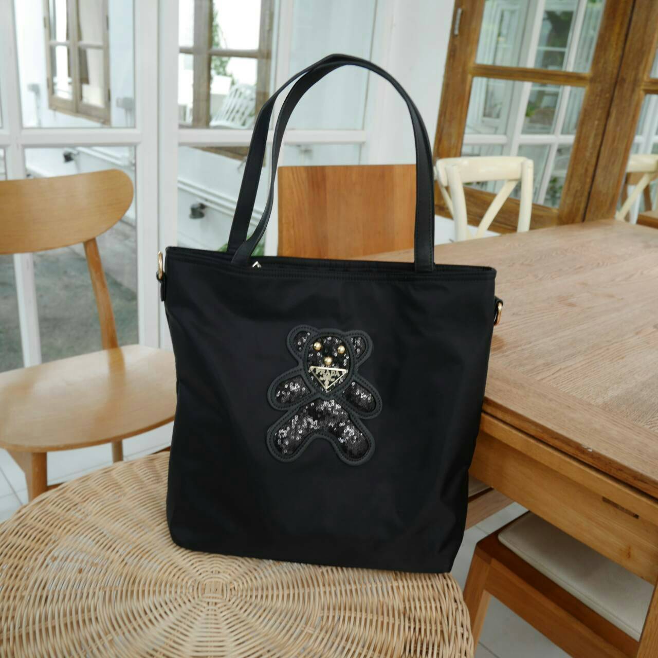 ReStock! งานขายดี ได้ กระเป๋าสะพายไหล่ ทรง TOTE จากแบรนด์ PRADA มาค่า เป็น กระเป๋าผ้าไนล่อน ตามแบบฉบับของแบรนด์เลย ใบนี้มีสายยาวให้ค่ะ สะพายเป็น shoulder bag หรือ ถือได้ค่ะ ด้านหน้าเป็นลายหมี ปักกลิ้ตเตอร์ +logo brand ใช้แล้วสวยมากๆ อะไหล่ทองหรูมาก จุของค