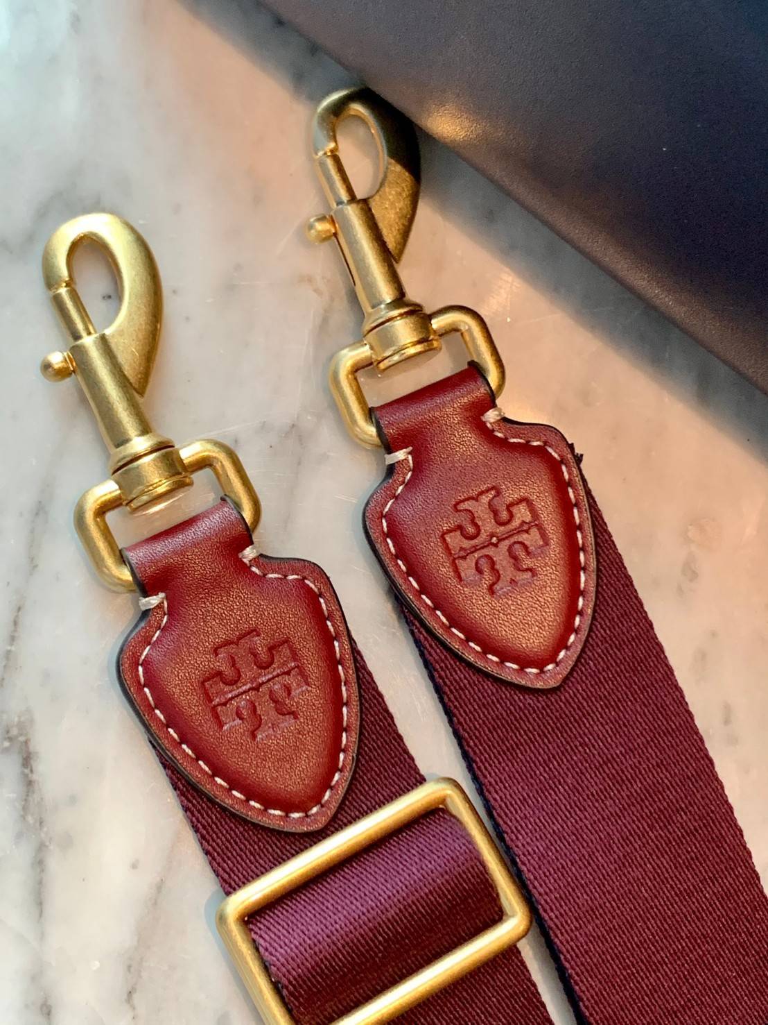 TORY BURCH T Monogram Color-block Barrel Duffle พร้อมส่งที่ไทย สวยก่อนใคร ใบใหญ่ ใส่จุไปเลยจ้าา😘 ✔️กระเป๋าทรงหมอน วัสดุหนังแท้ชั้นดีที่สุด หนังเรียบนิ่มสวย ✔️เปิดปิดกระเป๋าด้วยซิปคู่แบบมีหนังห้อย ภายในกว้างมากสำหรับไซด์นี้ หายห่วงไปเ