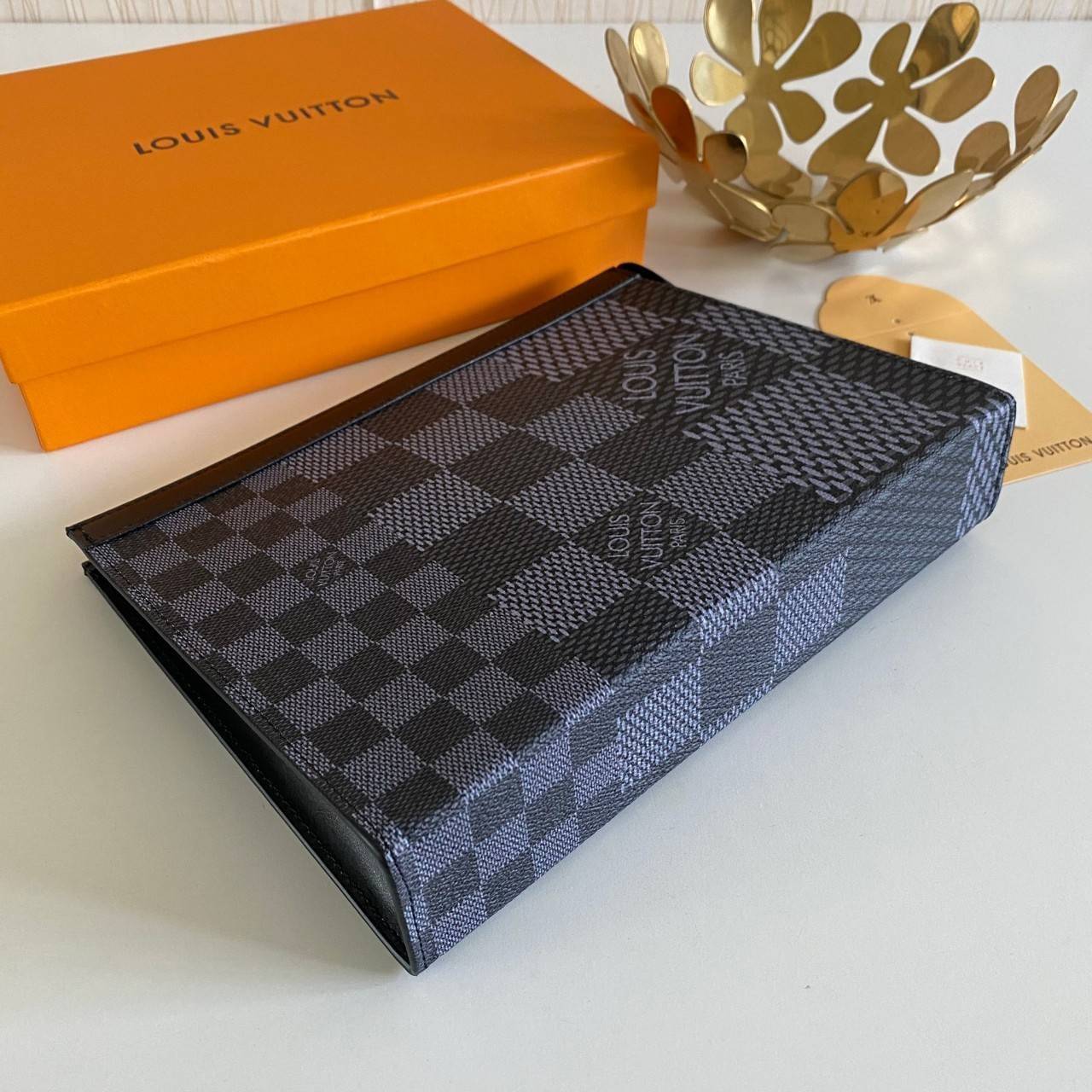 พรีเมี่ยมกิ๊ฟแท้ 100% 】พร้อมส่งที่ไทย!! ที่นี่ที่เดียว LOUIS VUITTO CLUTCH คลัช LV ขายดีตลอดกาล ไม่มีตกยุค ขนาก10” นิ้ว ใส่ของได้จุใจ หนังแท้ ด้านในมีช่องใส่บัตรได้เยอะ มาพร้อมกล่องอุปกรณ์ครบ