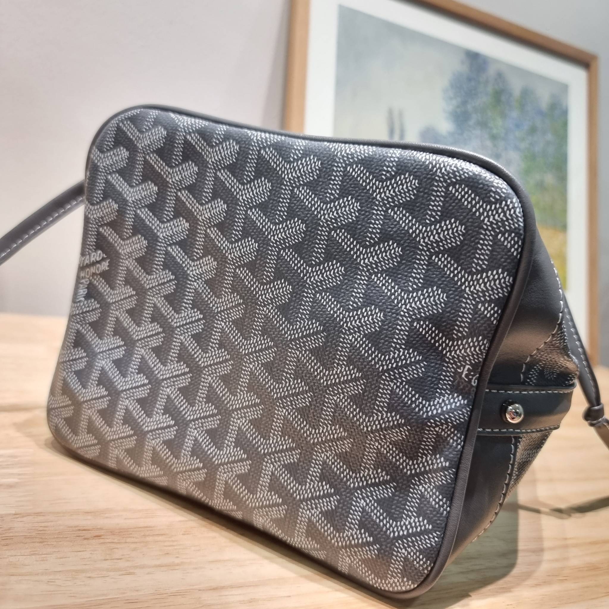 GOYARD PETITE FLOT BUCKET BAG กระเป๋าสะพายทรงบัคเก็ต ที่ดีไซน์สะดวกต่อชีวิตมาก รูปทรงคลาสสิค ดีไซน์เป็นเอกลักษณ์ สดใสทุกสี ดูผู้ดีในตัว วัสดุหนังแคนวาสพิมพ์ลายสวยคม ปากกระเป๋ารูดเปิด-ปิดได้ตามชอบ ภายในเป็นช่องโล่ง ใส่กระเป๋าสตางค์ มือถือ ได้ครบถ้วน มาพร้อ