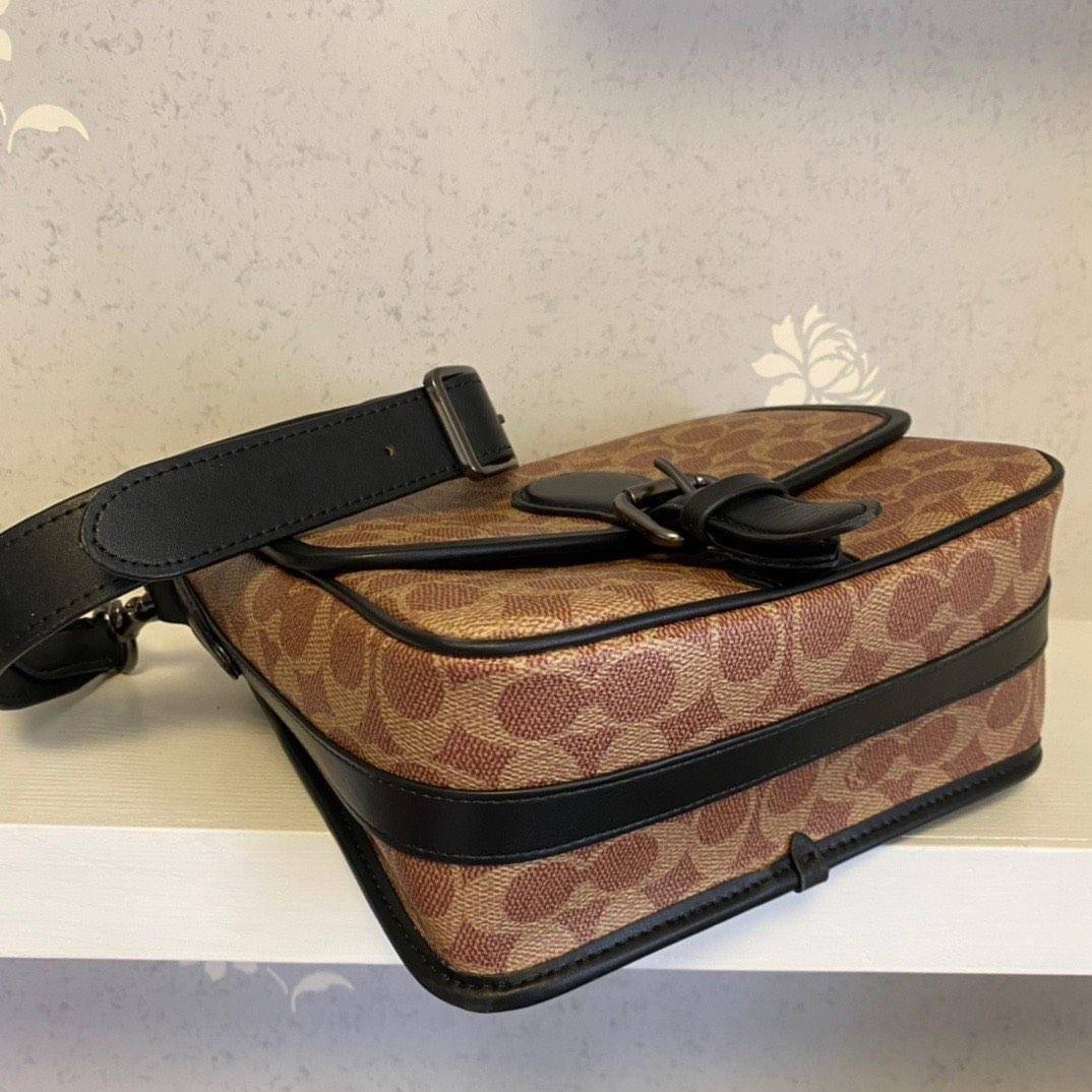 Coach Frankie Crossbody In Signature Canvas Leather Bag Sling CD877 กระเป๋าสไตล์แฮนด์ฟรีที่จัดระเบียบอย่างดีสำหรับการเดินทางหรือที่ทำงาน Frankie Crossbody ขนาดกะทัดรัดถือทุกสิ่งที่จำเป็นด้วยพื้นที่สำหรับโทรศัพท์ กระเป๋าสตางค์ กุญแจและอีกมากมาย ผลิตจากผ้าแ