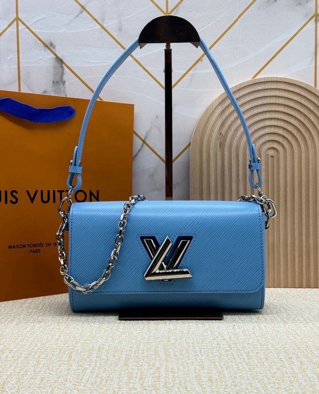 ORI หนังแท้ | LV Twist West Bag กระเป๋าสะพายหนัง Epi ลายเกรน สุดคลาสสิกมาดีไซน์ใหม่ในรูปทรงยาวเผยลุคมีระดับเหนือกาลเวลา ความหรูหราเข้ากับสตรีตสไตล์