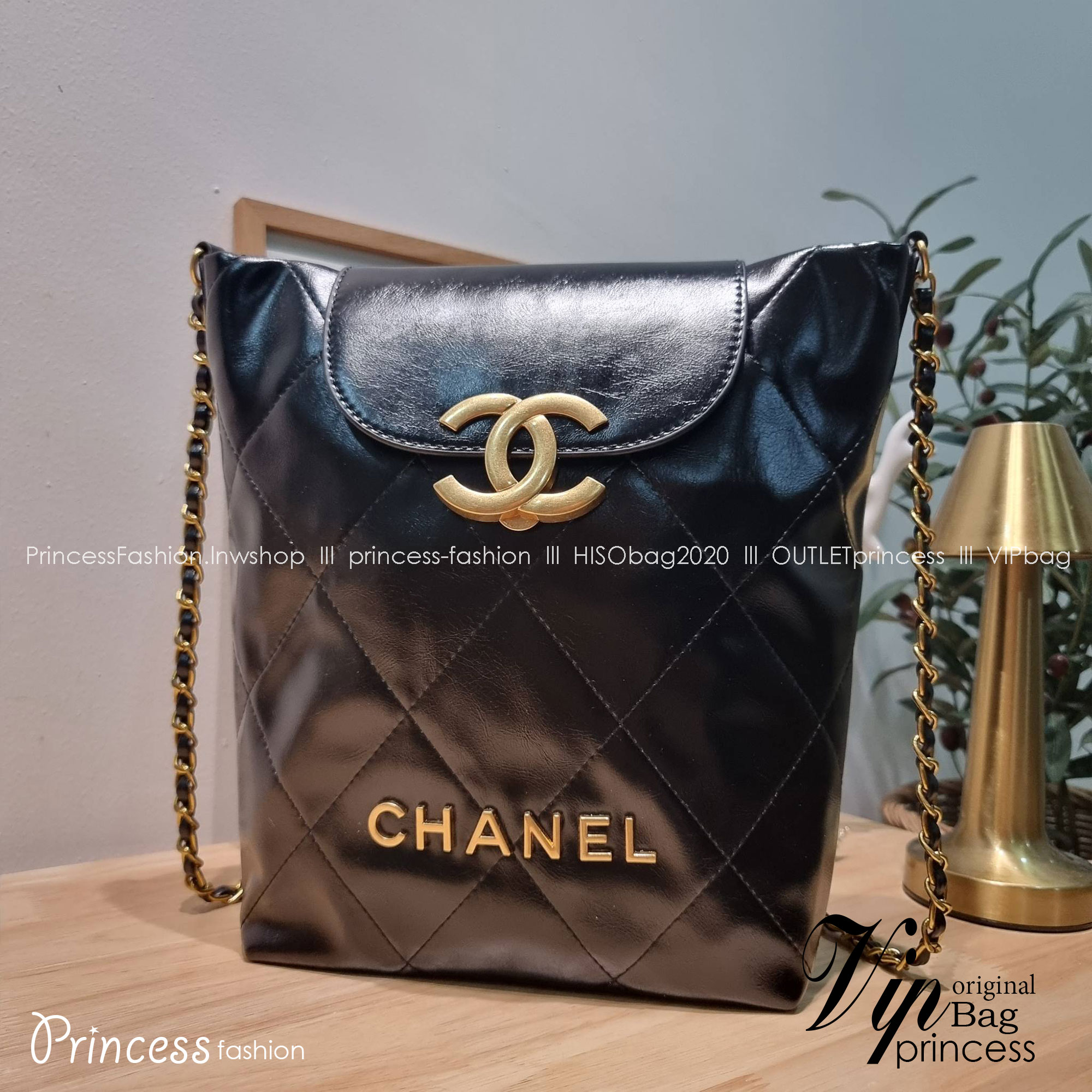 Chanel crossbody tote bag ไอเท็มเอ็กซ์คลูซีพ กระเป๋าสะพายรูปทรงโท้ทสะดวกใช้ มีฝาปิดกระดุมแม่เหล็กให้ในตัว และยังมีใบลูกอีกด้วย โดดเด่นด้วยโลโก้เอกลักษณ์สีทองหรู