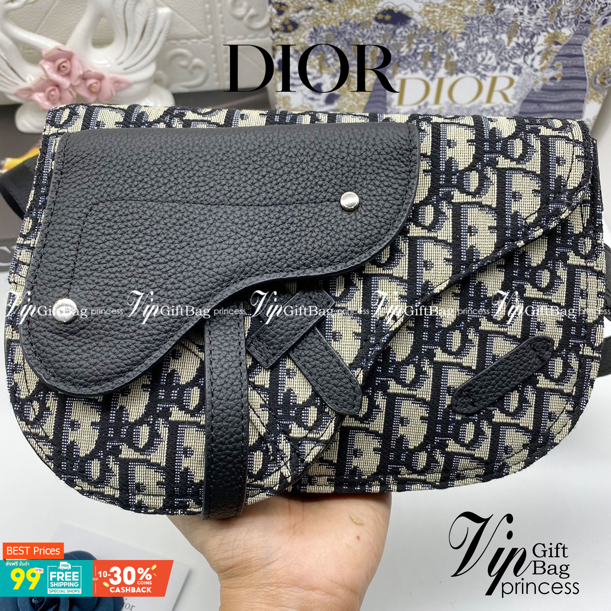 DIOR SADDLE Pouch Beige And Black Canvas and Leather Messenger Bag DIOR Chest Bag พร้อมส่งที่ไทย ยังคงรักษาสไตล์ไว้ได้ เฉพาะสำหรับคุณที่จะติดตามเทรนด์อานม้ารุ่นที่สวยงามนี้ในผ้าใบเฉียงและหนัง สายสะพายไหล่แบบเส้นเดียวและด้านในบุด้วยผ้า กระเป๋าสะพายข้างหรือ