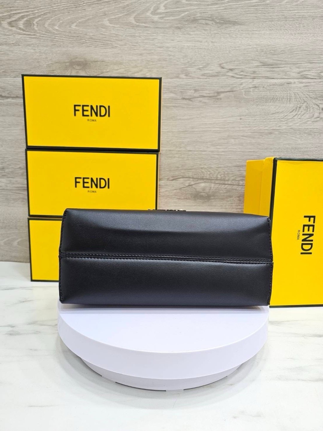 FENDI By The Way Boston Bag Elaphe Dark Gray กระเป๋าสะพายทรงบอสตัน คอลเลคชั่นสุดฮอต โทนดำคมเข้มคลาสสิค ดีไซน์โลโก้ใหม่สวยโดดเด่น เป็นยูนิเซ็กส์จะหนุ่มๆหรือสาวๆก็สะพายได้