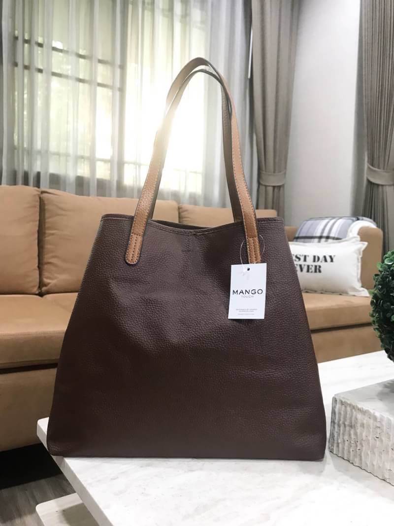 MANGO LARGE SHOPPING BAG กระเป๋าสะพายใบใหญ่น้ำหนักเบาวัสดุหนังแกะสังเคราะห์ขึ้นลายสวยน่าใช้โดดเด่นที่สามารถปรับใช้ได้2ทรงไม่จำเจอเปิด-ปิดด้วยแถบคาดกระดุม ภายในกว้างและจุสุดๆ สามารถใส่เอกสาร A4 หนังสือ ipad เสื้อผ้า รองเท้าได้ ภายในมีช่องซิปและโลโก้หนัง หู