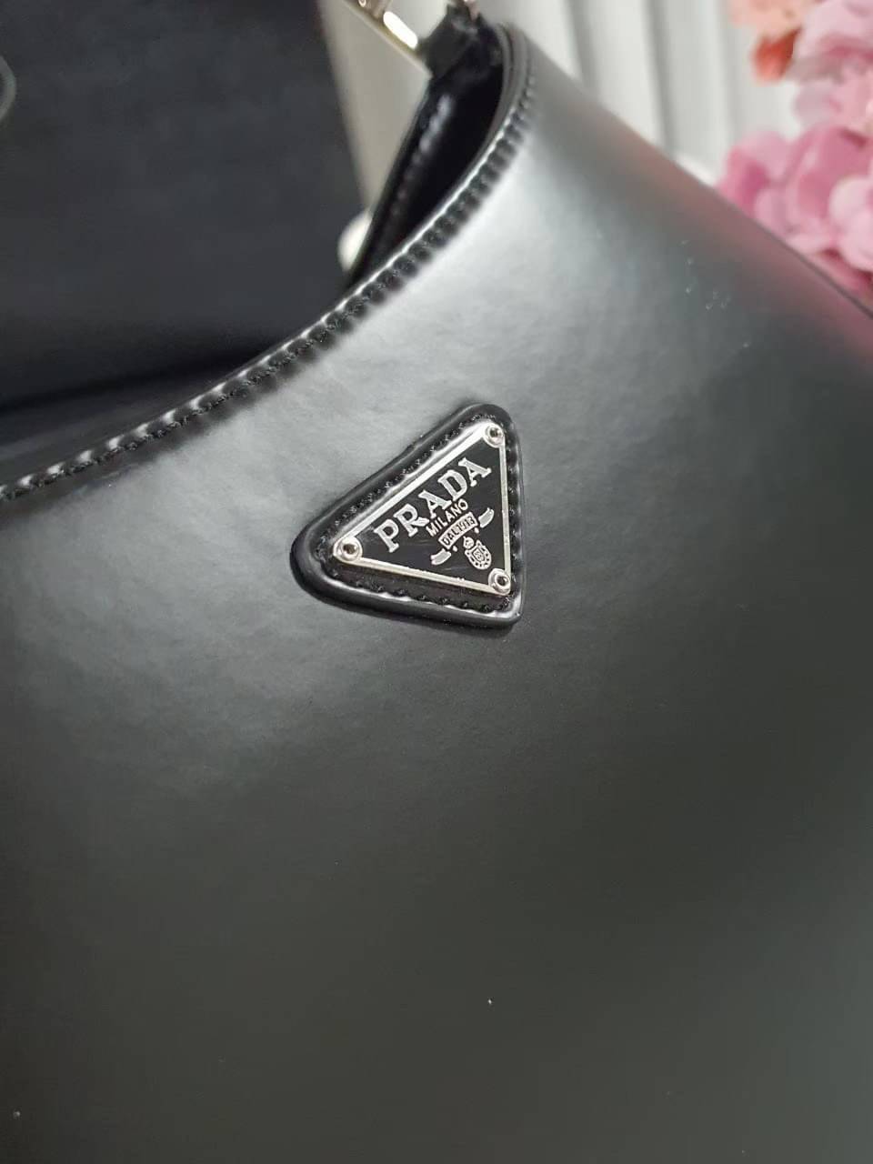 Prada Cleo brushed leather shoulder bag กระเป๋าทรงสวยยอดฮิต กับแบรนด์ PRADA งานพรีเมียมกิ้ฟท์จากแบรนด์ ทรงสะพายไหล่สวยหรูอยู่ทรง PRADA CLEO หนังเรียบดำเงาหรูสุดคลาสสิต เปิดปิดด้วยกระดุมอะไหล่เงินทั้งใบ ด้านในใส่กระเป๋าสตางค์ยาว มือถือ ของจุกจิกได้เยอะ มีป