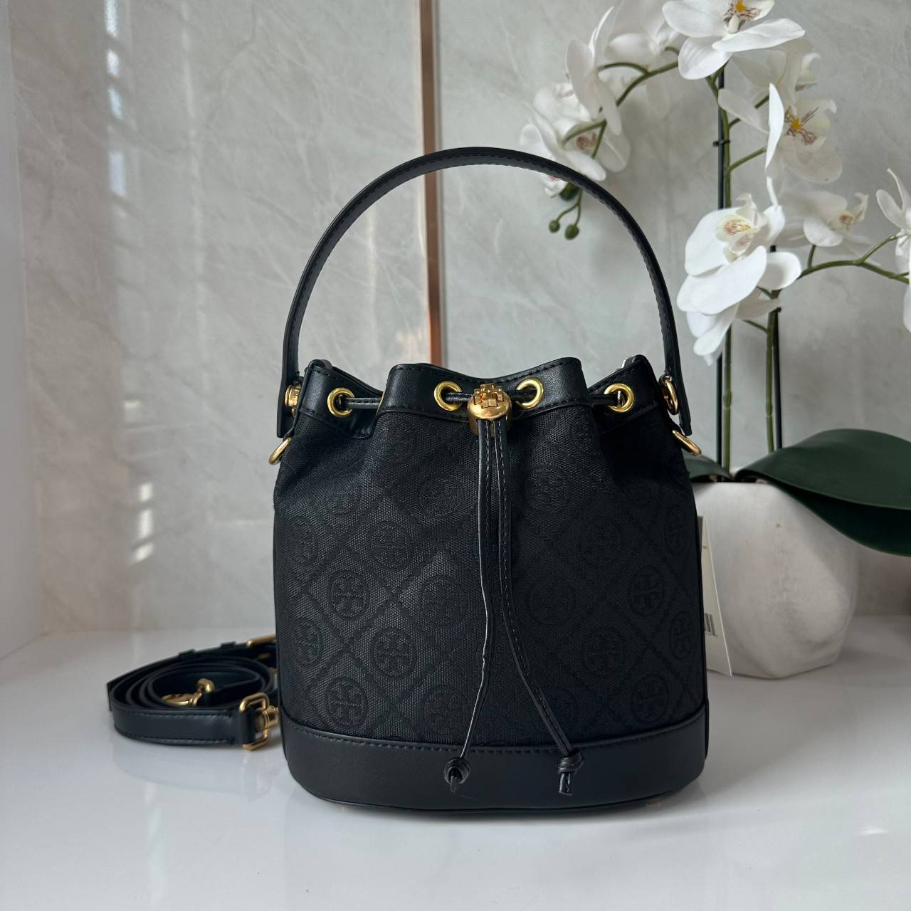 TORY BURCH T MONOGRAM BUCKET BAG jacquard black / Tory Bucket Bag สีดำคลาสสิก กระเป๋าทรงขนมจีบ รุ่นใหม่ล่าสุด วัสดุผ้าแจคการ์ด ตัดขอบหนังสวย