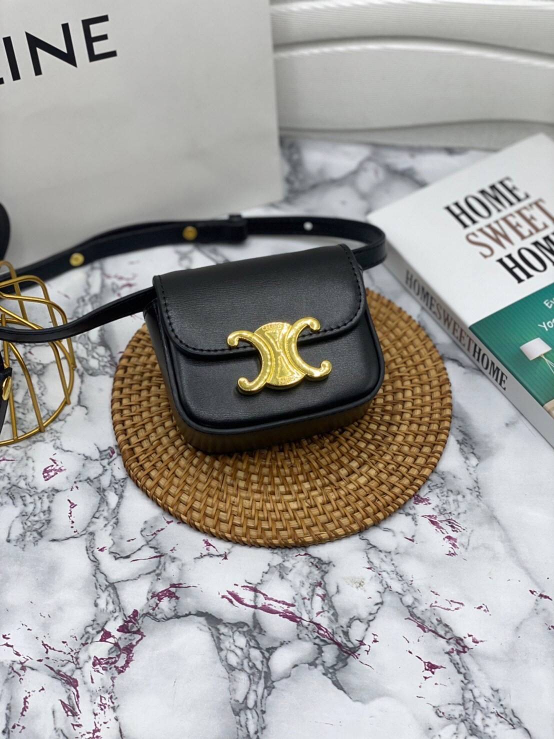 หนังแท้ CELINE MINI TRIOMPHE IN TRIOMPHE CANVAS AND CALFSKIN ใบเล็กน่ารัก งานหนังแท้ทั้งใบ กระเป๋ามินิทรงชิค ดีไซน์รูปกล่องสุดแสนมินิมอล สามารถสะพายแบบ Crossbody และยังเป็น Belt Bagได้อีกด้วย แบบไม่มีตกยุค ด้านหน้าโดดเด่นด้วยโลโก้สีทอง เป็นอีกหนึ่งตัวเลือ