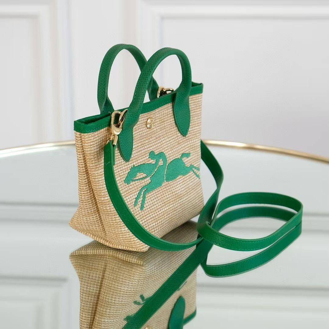 Longchamp Le Pliage Paris-St Tropez Handtasche มาแร้ววววใหม่ล่าสุดนุ้งมินิ ตัลร๊ากกก วัสดุสาน ด้านหน้าปักโลโก้ม้าอันเป็นสัญลักษณ์ของแบรนด์ ทนทานแข็งแรง ใบมินิ น้ำหนักเบา จุของได้เยอะ ใส่กระเป๋าตังค์ โทรศัพท์ iphone+ ได้ ภายในโล่ง มีสายสะพายไหล่ Crossbody 