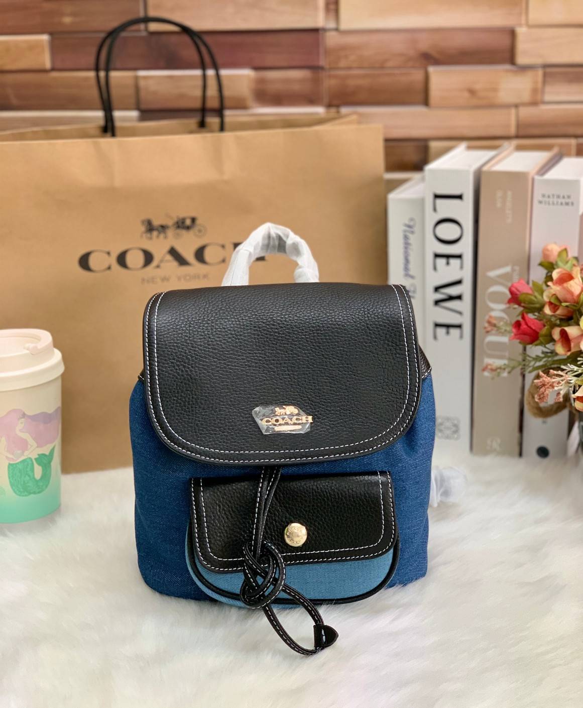 COACH PENNIE BACKPACK 22 ((C4122)) พร้อมส่งที่ไทย ห้ามพลาดค่าา! กระเป๋าสะพายหลังแบบมีหูกิ้ว วัสดุเดนิมอย่างดีนิ่ม+หนังแท้ ได้สวยงามลงตัว นำ้หนักเบา ทรงสวยน่ารักมากๆค่ะ ด้านหน้ามีช่องกระเป๋าเล็กใส่ของจุกจิก ปากกระเป๋าแบบหูรูด ภายในกระเป๋าโล่ง กว้าง สามารถใ