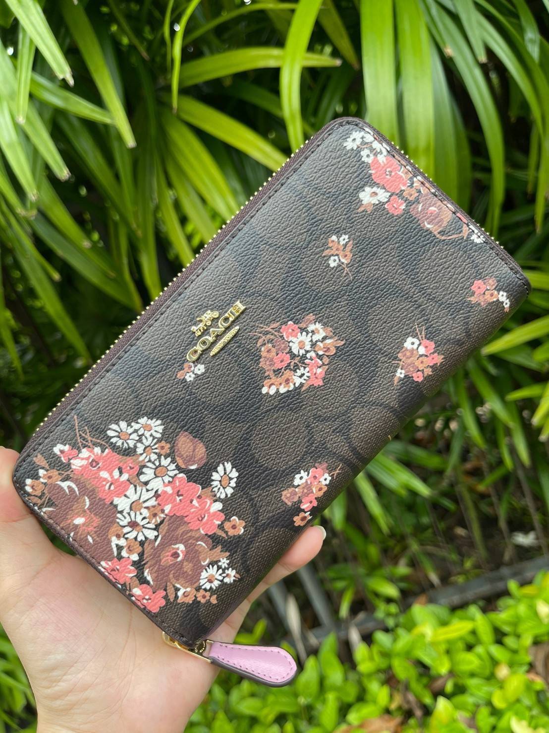 COACH ACCORDION ZIP WALLET IN SIGNATURE CANVAS กระเป๋าสตางค์ใบยาวนี้ที่เหมาะกับการใช้งานทุกรูปแบบ นอกจากเพิ่มความมั่นใจแล้ว ยังทำให้ชีวิตของเราง่ายขึ้นอีกด้วย โดยการเปิดปิดแบบซิปรอบ สามารถใส่ธนบัตร เหรียญ บัตรต่างๆได้หลายใบเลยทีเดียว ขนาดของกระเป๋าสามารถถ