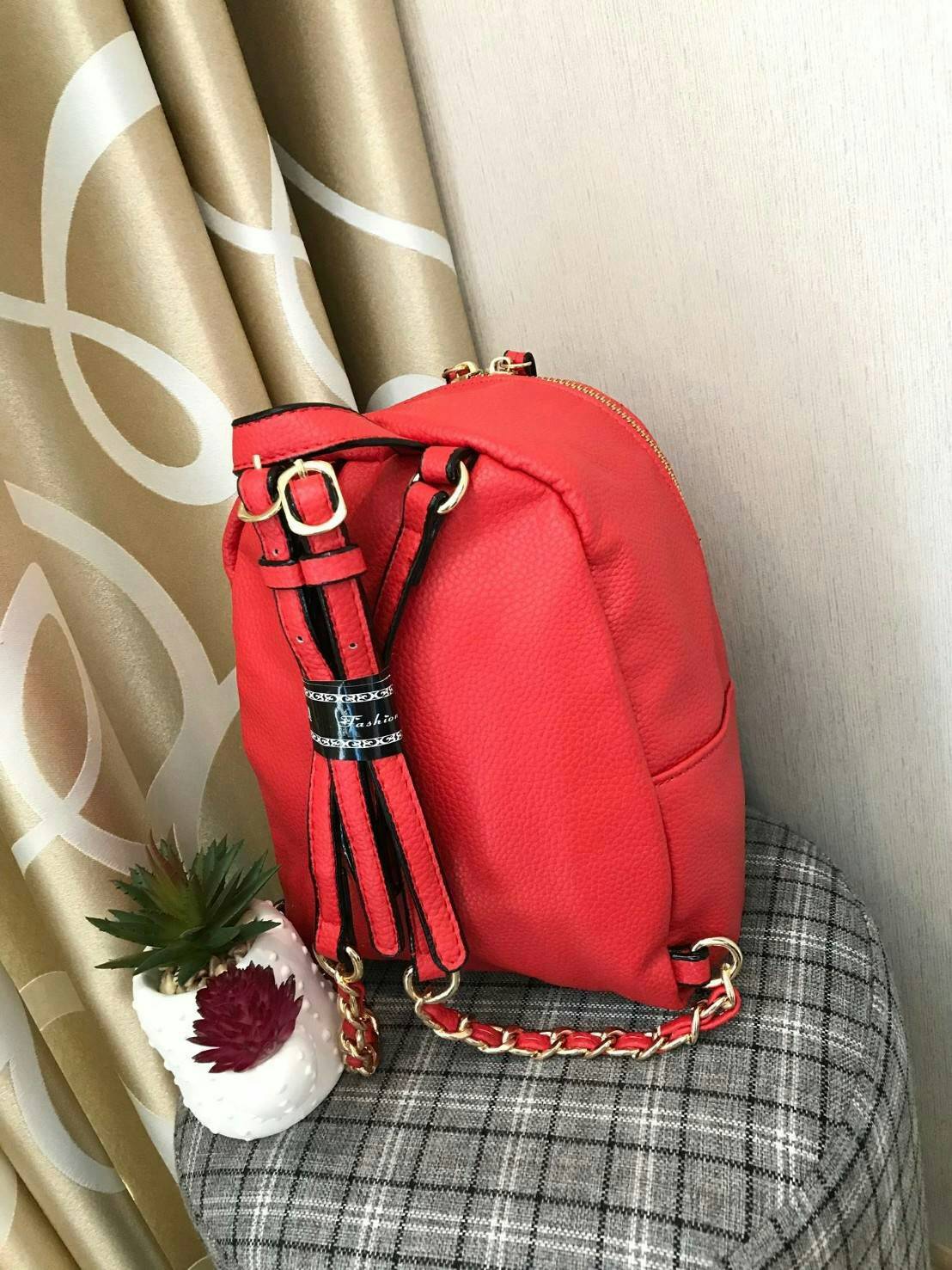 Victoria’s Secret Pebbled V-Quilt Small City Backpack กระเป๋าเป้สไตล์คลาสสิค วัสดุลายหนังแกะเทียม หนังนิ่ม เปิดปิดด้วยซิปคู่ ภายในบุผ้าสกรีนโลโก้ ใส่มินิไอแพค กระเป๋าสตางค์ยาวได้ สายสะพายโซ่ต่อหนังปรับระดับได้ ด้านหน้ามีช่องซิปร้อยหนังเส้นยาวดูมีดีเทล สะพ