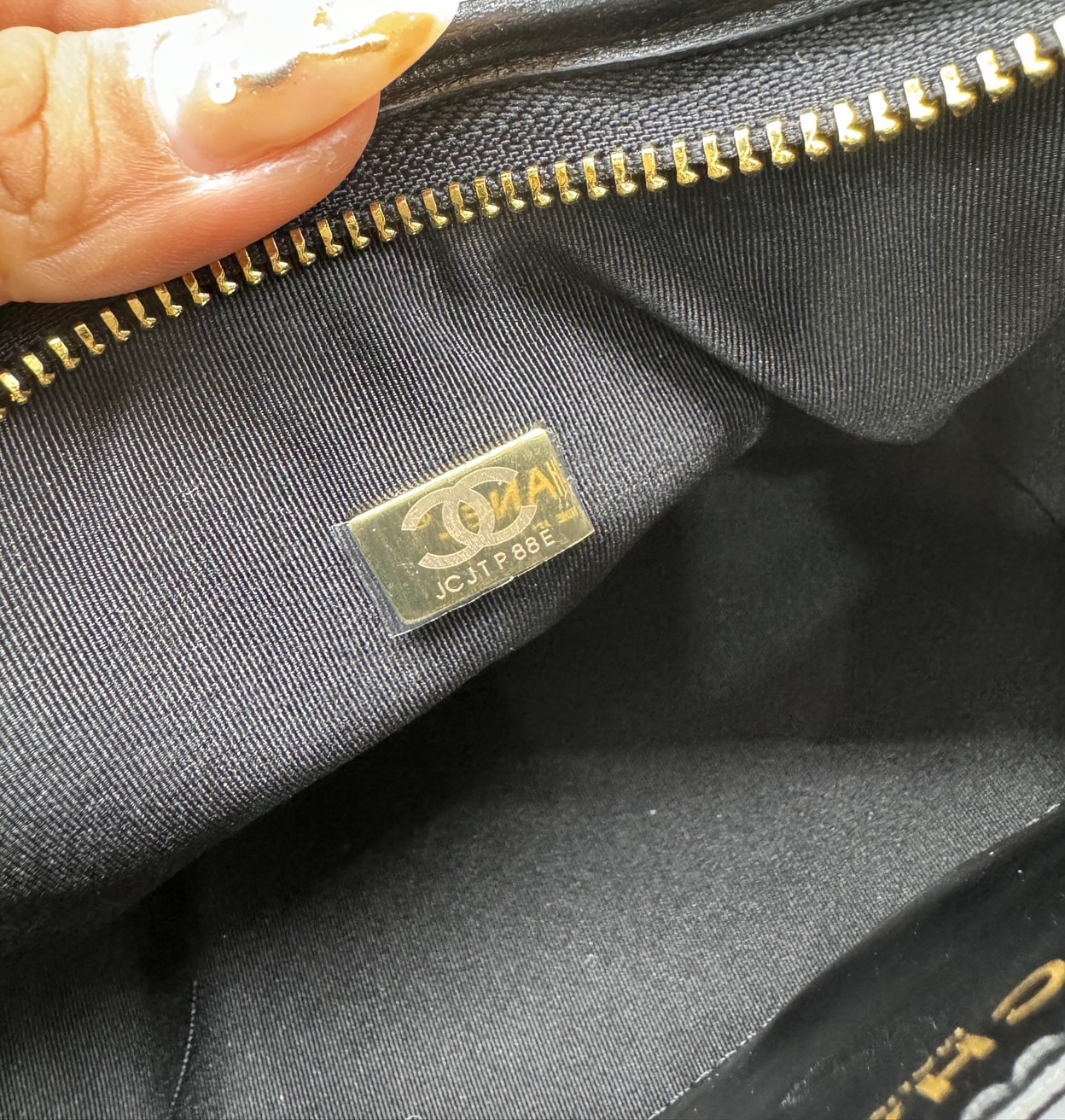 CHANEL SMALL HOBO BAG Shiny Leather & Gold-Tone Metal 20cm กระเป๋าทรงโฮโบ ดีไซส์สวยเรียบหรู เกรดออริ สลับแท้ 1:1 ใช้งานต่างประเทศได้