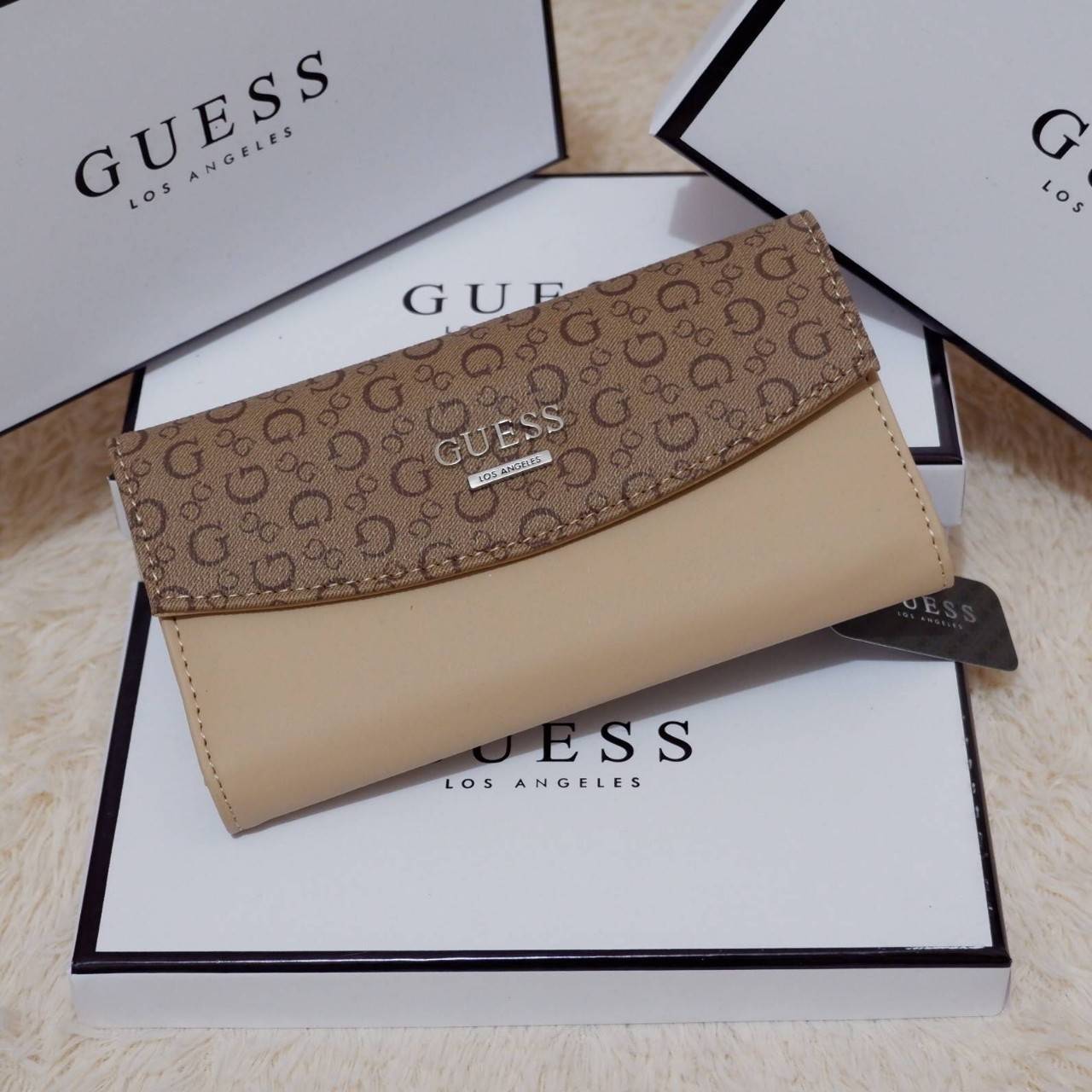 GUESS FACTORY WOMEN'S WALLET กระเป๋าสตางค์ใบยาว3พับดีไซน์สวยรุ่นใหม่ล่าสุดวัสดุหนังนิ่ม ปั๊มลายคมชัด ด้านหน้าประดับโลโก้แบรนด์สวย เปิดปิดด้วยฝาบนเปิด/ปิด ภายในมีทั้งช่องใส่รูป ช่องใส่ธนบัตร แบงก์พัน และช่องใส่บัตรหลายช่องแยกเป็นสัดส่วน ภาพถ่ายจากสินค