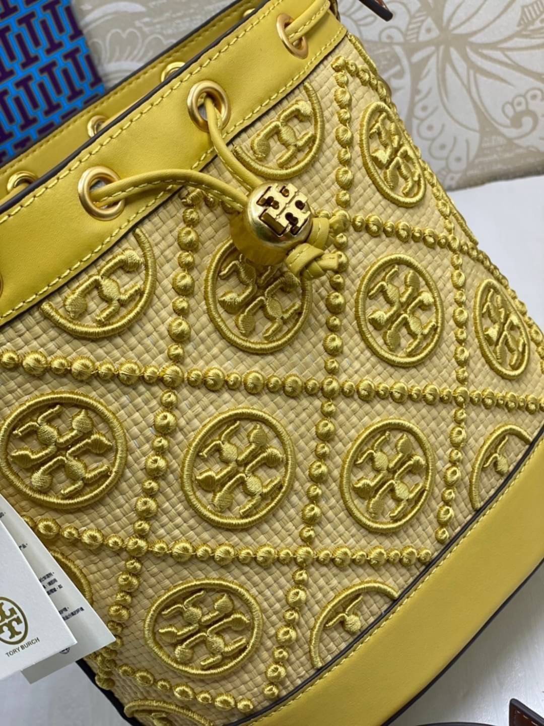 TORY BURCH T Monogram Straw Bucket Bag สีใหม่ โทนเหลืองทอง สวยหรู พร้อมเสิร์ฟความสวยให้ถึงบ้านแล้วน้า กระเป๋าบัคเก็ตทรงยอดนิยม ดีไซน์ใหม่ล่าสุด ยูนีคไม่เหมือนใคร ลายสานเต็มใบ พร้อมปักโลโก้เอกลักษณ์ โดดเด่น งานฝีมือมากๆ