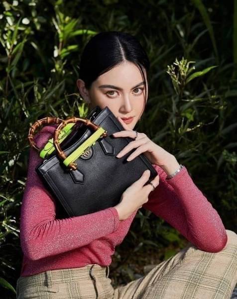 กระเป๋า GUCCI สไตล์งานหูไม้ไผ่ Size mimi รุ่น Gucci Diana Bag กระเป๋าสุดคลาสสิกดีไซน์มาใหม่พร้อมเข็ดขัดหนังสีสะท้อนแสงประดับตรงหูกระเป๋า กระเป๋าทรง tote วัสดุหนังแท้ (calfskin) อะไหล่ทอง ขนาดกำลังดี งานสวยตั้งอยู่ทรง มีสายสะพายยาว 1เส้น สามารถปรับระดับได้