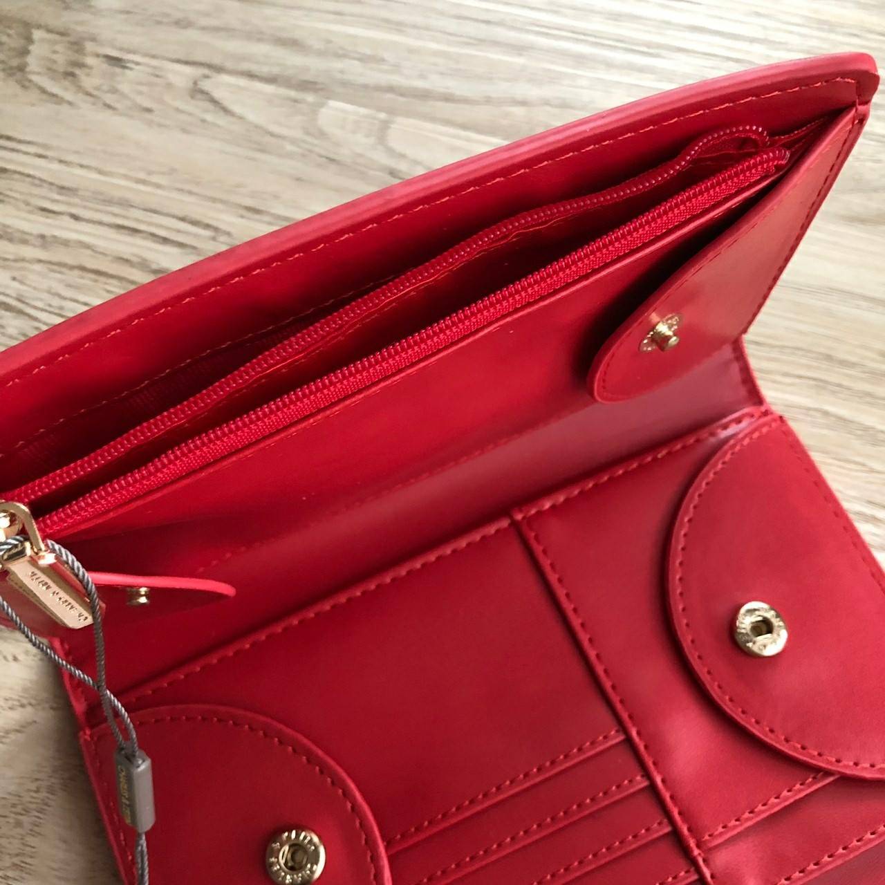 Charles & Keith Front Flap Wallet กระเป๋าสตางค์ มาพร้อมสายโซ่สลับหนัง เปิด - ปิดกระเป๋าด้วยกระดุม ด้านในมีช่องหลายช่อง แยกเก็บของได้เป็นสัดส่วน และมีช่องซิป 1 ช่องค่ะ ด้านหลังมีช่องอีก 1 ช่อง มาพร้อมสายโซ่สลับหนังยาวประมาณ 114 cm สามารถถอดได้ (ปรับไม่ได้ค