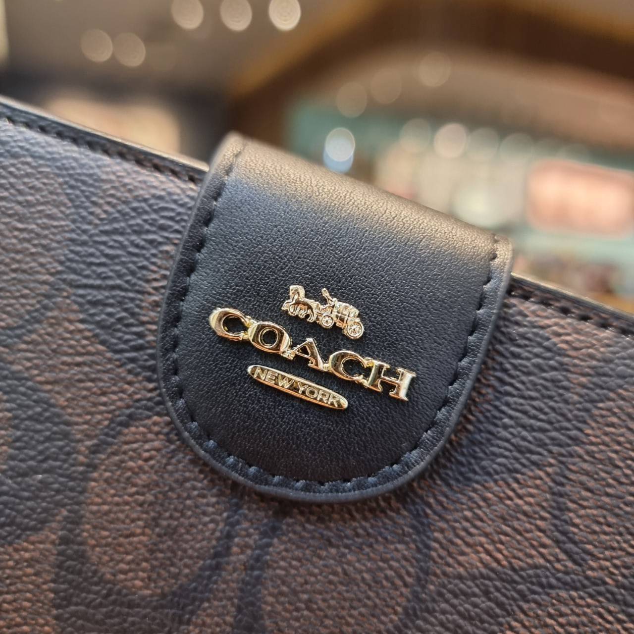 COACH C0082 MEDIUM CORNER ZIP WALLET IN SIGNATURE CANVAS ดีไซน์ใหม่ล่าสุด!! กระเป๋าสตางค์ใบกลาง 👛 ขนาดกำลังเหมาะมือ วัสดุหนังแคนวาสเคลือบลาย ดูแลรักษาง่าย มีช่องใส่บัตรและธนบัตรครบ และช่องซิปแยกไว้ใส่เหรียญ ครบเซ็ทแบบนี้เหมาะส่งต่อเป็นของขวัญที่สุ