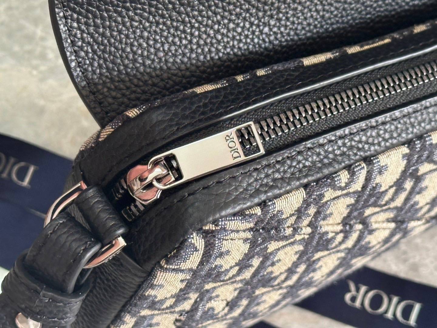 TOP ORI หนังแท้ | DIOR Mini Saddle Oblique jacquard Bag กระเป๋าสะพาย/คาดอกดีไซน์ไอคอนิกด้วยรูปทรงที่ทันสมัย รังสรรค์ขึ้นจากผ้าแจ็กการ์ดลาย สีเบจและสีดำ โดดเด่นด้วยฝาพับแม่เหล็กที่ทำจากหนังแท้ลายเกรนสีดํา เอกลักษณ์ของความหรู ไฮคลาสอย่างลงตัว