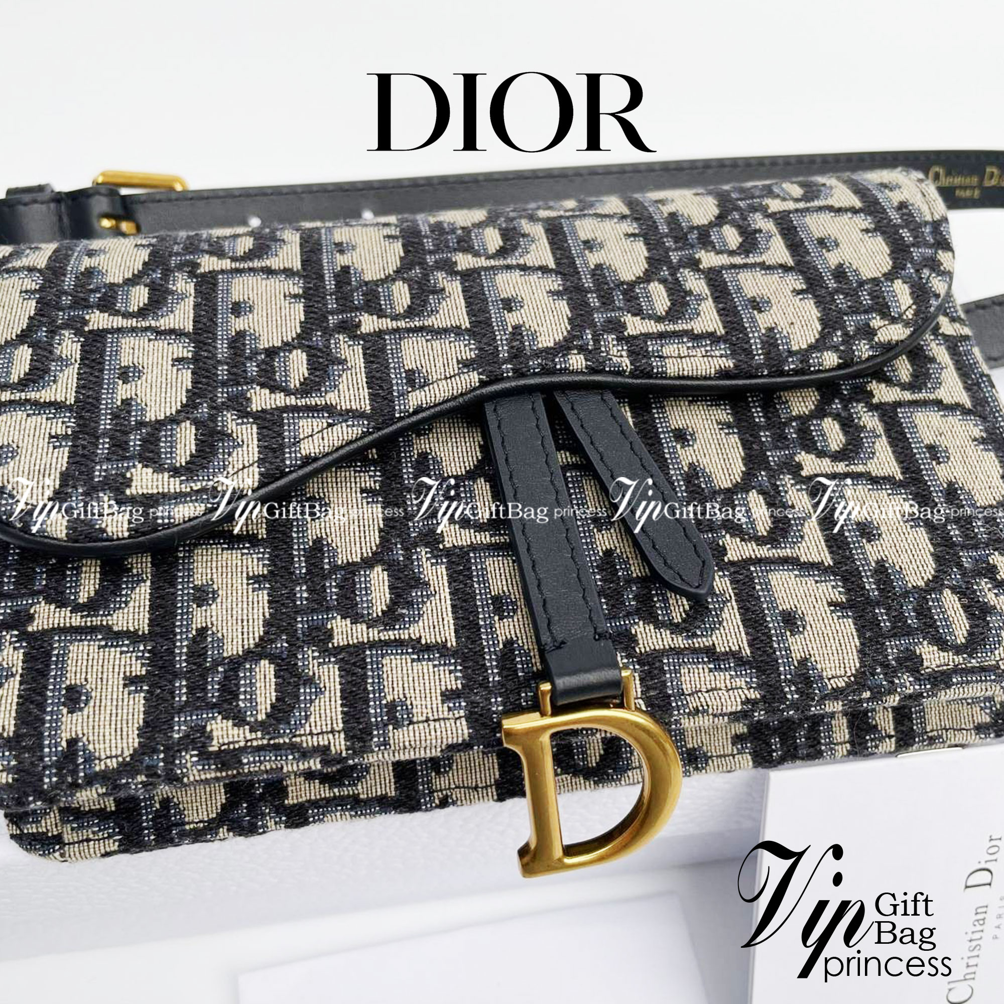 หนังแท้ DIOR SADDLE BELT POUCH Blue Dior Oblique Jacquard กระเป๋าคาดคาอก/คาดเอว เป็นทางเลือกที่ทันสมัยสำหรับกระเป๋าแบบคลาสสิก ตัดเย็บจากผ้าแจ็คการ์ด Dior Oblique โทนสี Navy Blue เข็มขัดถอดออกได้จะช่วยเสริมลุคให้ทุกชุด กระเป๋าคาดเอวจะสะพายไหล่ สะพายข้าง หร