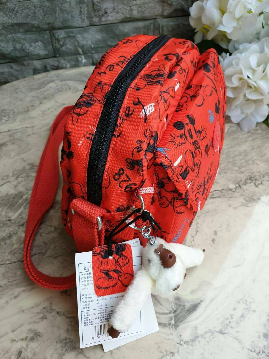 Kipling nylon shoulder bag รุ่น ( K15313 ) >>พร้อมส่งค่ะกระเป๋าสะพายข้างรุ่นใหม่ล่าสุด วัสดุไนล่อน กันน้ำ บุด้วยนวมที่ฐานกระเป๋าเพิ่มความนุ่ม >>รูปทรงสวย ขนาดกระทัดรัด มีช่องกระเป๋าด้านหน้าใส่ของจุกจิกหนึ่งช่อง >>มีช่องซิปหลักนะค่ะ ด้านใ
