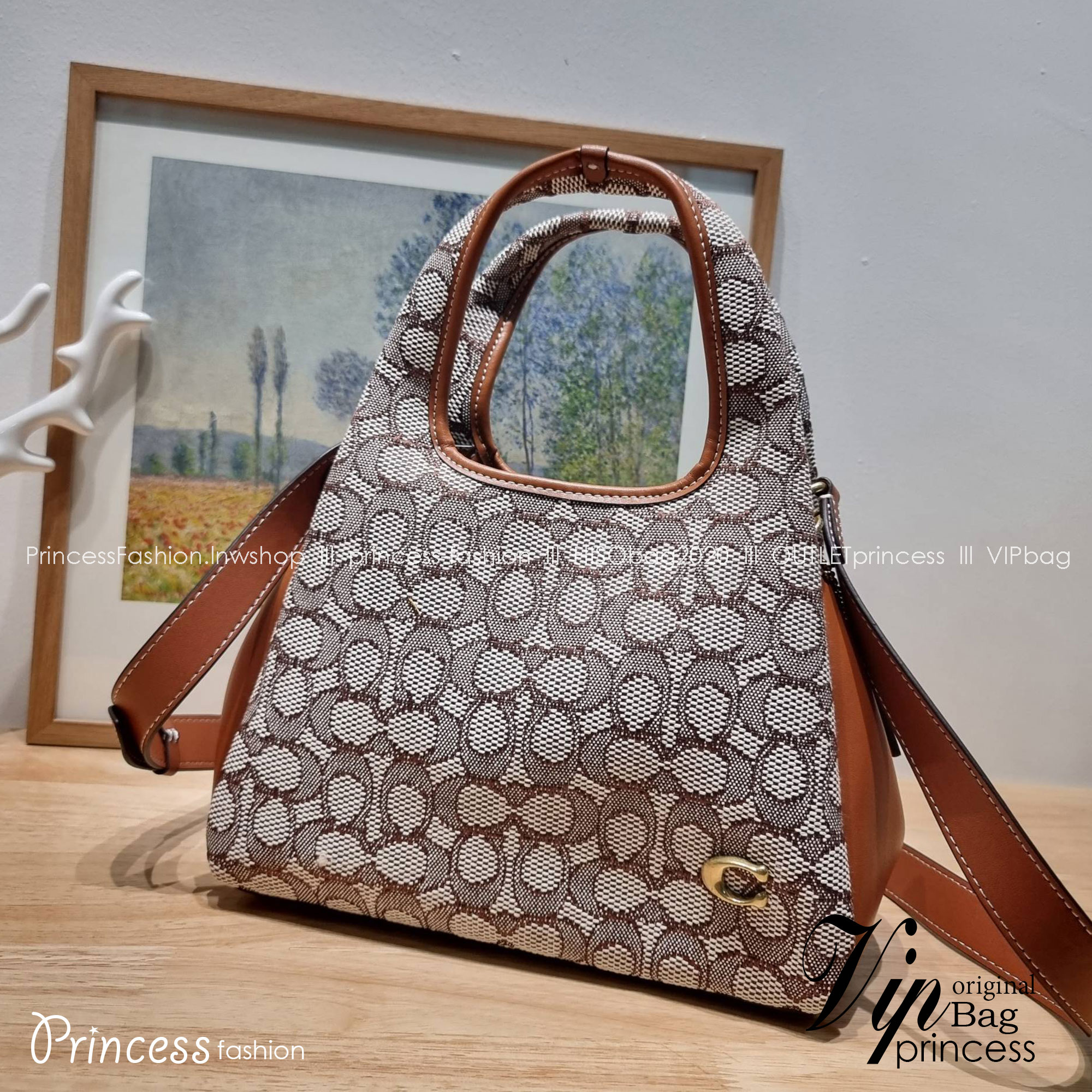 COACH LANA SHOULDER BAG 23 IN SIGNATURE JACQUARD CM550 พร้อมส่ง กระเป๋าถือ/สะพายทรงเก๋ โดดเด่นด้วยลวดลายซิกเนเจอร์บนผืนผ้าทอสวย หูจับในตัวถือสะดวก รีบช้อปได้ใช้ก่อนใครไปเลย