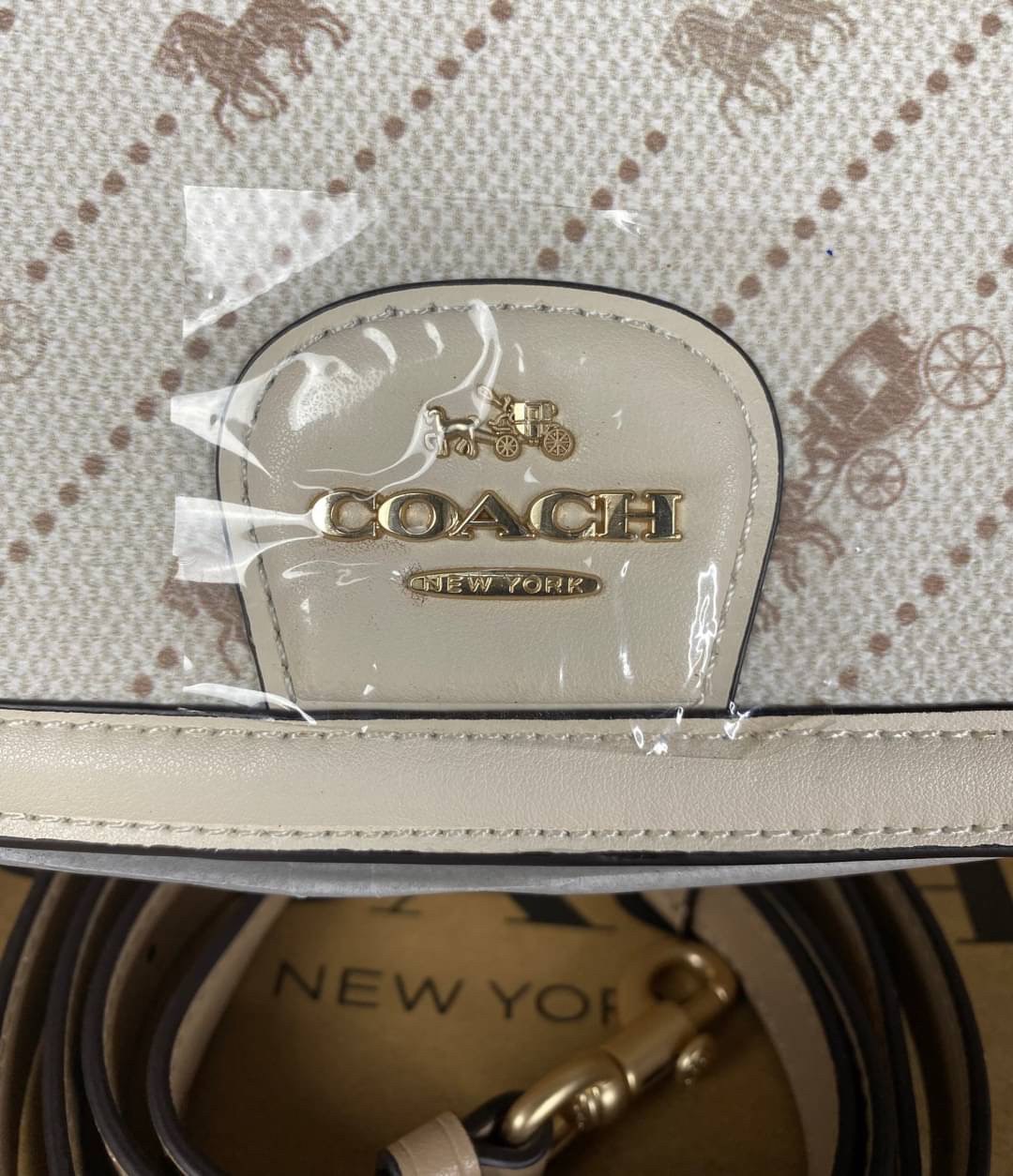 OUTLET 】COACH SADDLE BAG WITH HORSE AND CARRIAGE DOT PRINT (COACH C4059) กระเป๋าสะพายข้าง ลายม้าและรถลาก item ใหม่ที่สาวๆต้องมีนาทีนี้ห้ามพลาด รูปทรงโค้งมน วัสดุ พีวีซี ผ้าใบเคลือบพิมพ์ลายเป็นหนังเรียบ ทนทานและกันคราบสกปรกทั้งสี่ด้านเป็นหนังคุ้มสุดๆ ภายใน