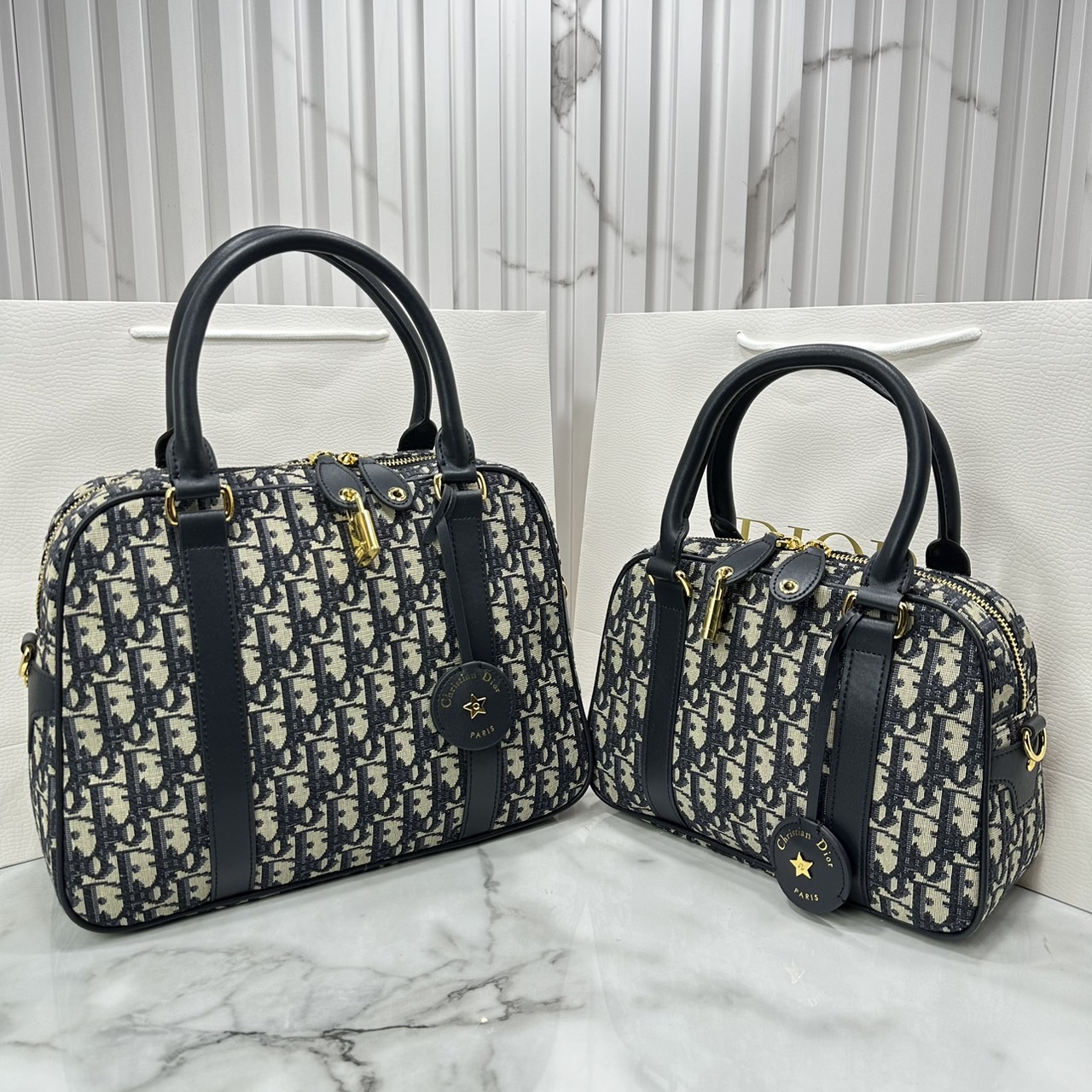 DIOR D-Vibe Bowling Bag Oblique jacquard fabric in blue กระเป๋าทรงหมอน ทรงโบว์ลิ่งทันสมัยและปราดเปรียว ใช้งานง่ายจุของได้เยอะ สวยงามเป็นเอกลักษณ์ เกรดท็อปไฮเอน 1:1 ใช้งานต่างประเทศได้