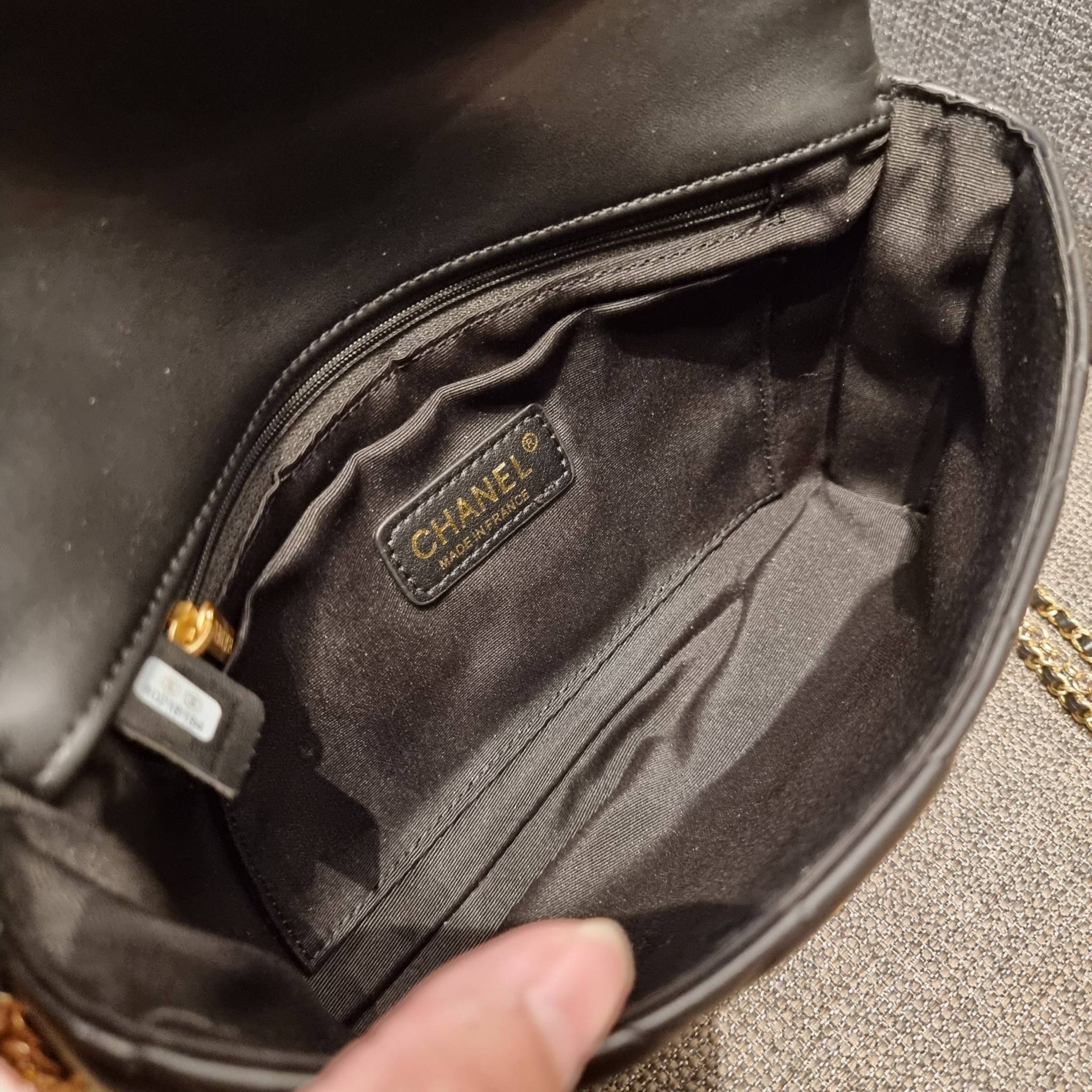 VIP 】สวยหรูพร้อมเสิร์ฟ!! กับไอเท็มสุดเลิฟจาก Chanel กระเป๋าสะพายที่สุดของความคุ้มค่า วัสดุหนังแกะนิ่มเต็มใบ เปิด-ปิดกระเป๋าด้วยตัวบิดล็อค ภายในกระเป๋าบุผ้าสวยหรู มีช่องโล่งกว้างจุของได้สบาย ใส่โทรศัพท์ กระเป๋าสตางค์ได้ มีช่องซิป 1 ช่อง ช่องย่อย 1 ช่อง ดีเ