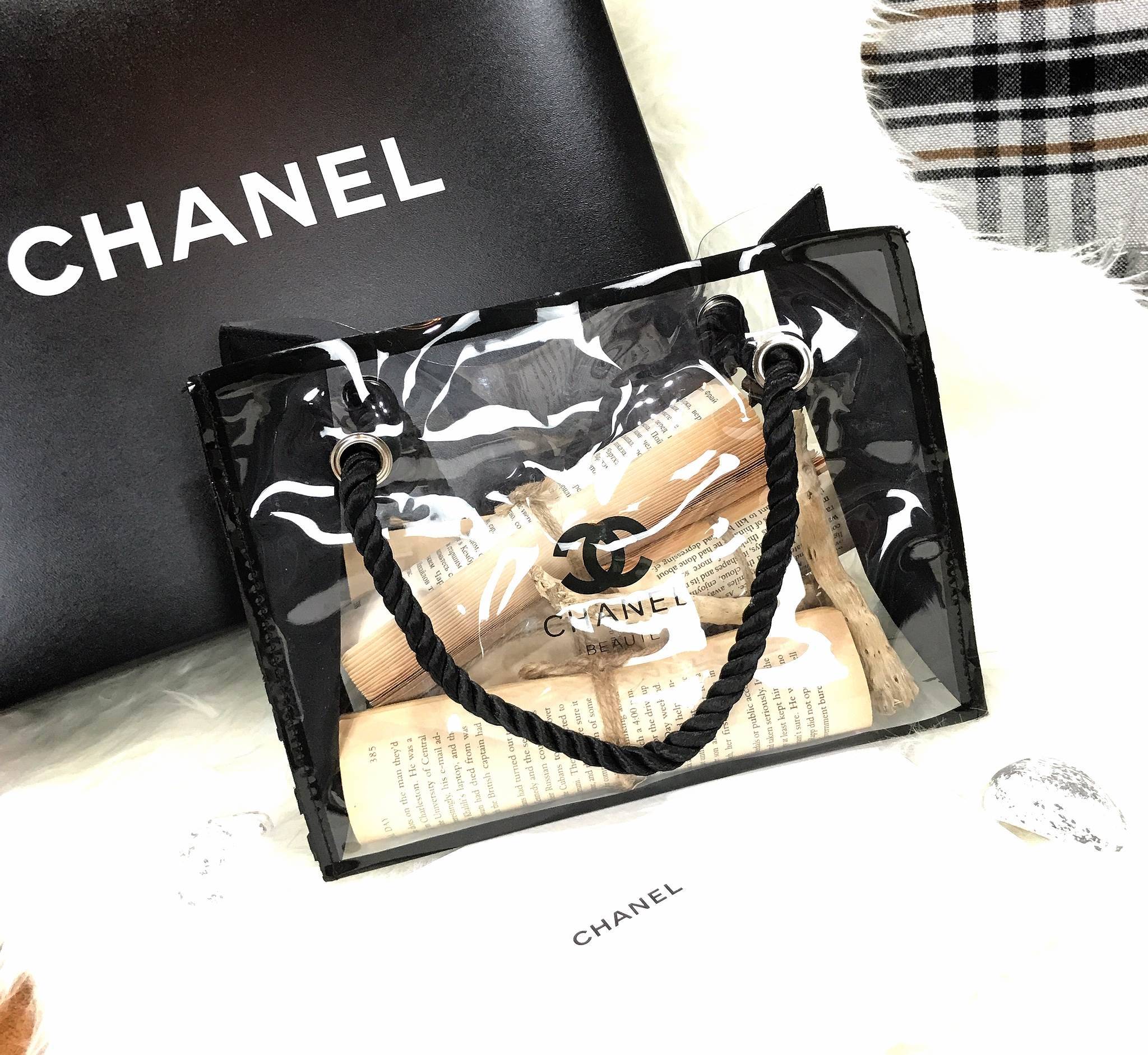 ห้ามพลาด! ไอเท็มหายาก..น่าใช้น่าสะสม! Must Have! New Chanel VIP Beaute Clear Transparent Cosmetic Bag & Chanel Cosmetic Hard Case Square With Zip พรีเมี่ยมกิ้ฟ Limited Edition จากผลิตภัณฑ์ Chanel Lelift ของแท้นำเข้าจากเคาเตอร์ต่างประเทศ ราคาสุดคุ้ม สาวก C