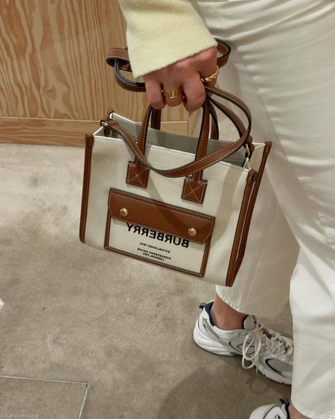 BURBERRY FRAGRANCES CROSSBODY BAG VIP GIFT WITH PURCHASE (GWP) พรีเมี่ยมกิ๊ฟ Limited Edition จาก BURBERRY PERFUME วัสดุ Canvas & Leather ทรงเหลี่ยม TwoTone ดีไซน์สวยอยู่ทรง ด้านหน้ามีช่องใส่ของ ภายในโล่งกว้าง สามารถใส่กระเป๋าสตางค์ยาว มือถือ ของใช้ได้เยอะ