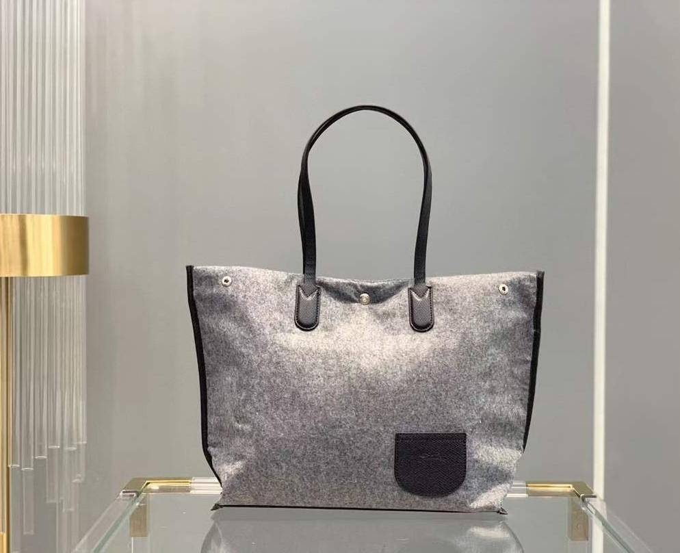 LONGCHAMP ROSEAU ESSENTIAL Shopping bag กระเป๋า Tote วัสดุผ้าขนสัตว์ ซับในผ้าฝ้ายที่จับด้านบนหนังวัว กระเป๋าสะพายใบนี้มีขนาดพอเหมาะ ดีไซน์หรูหรานี้สามารถสะพายไหล่หรือถือในมือก็ได้ นุ่มและน้ำหนักเบา