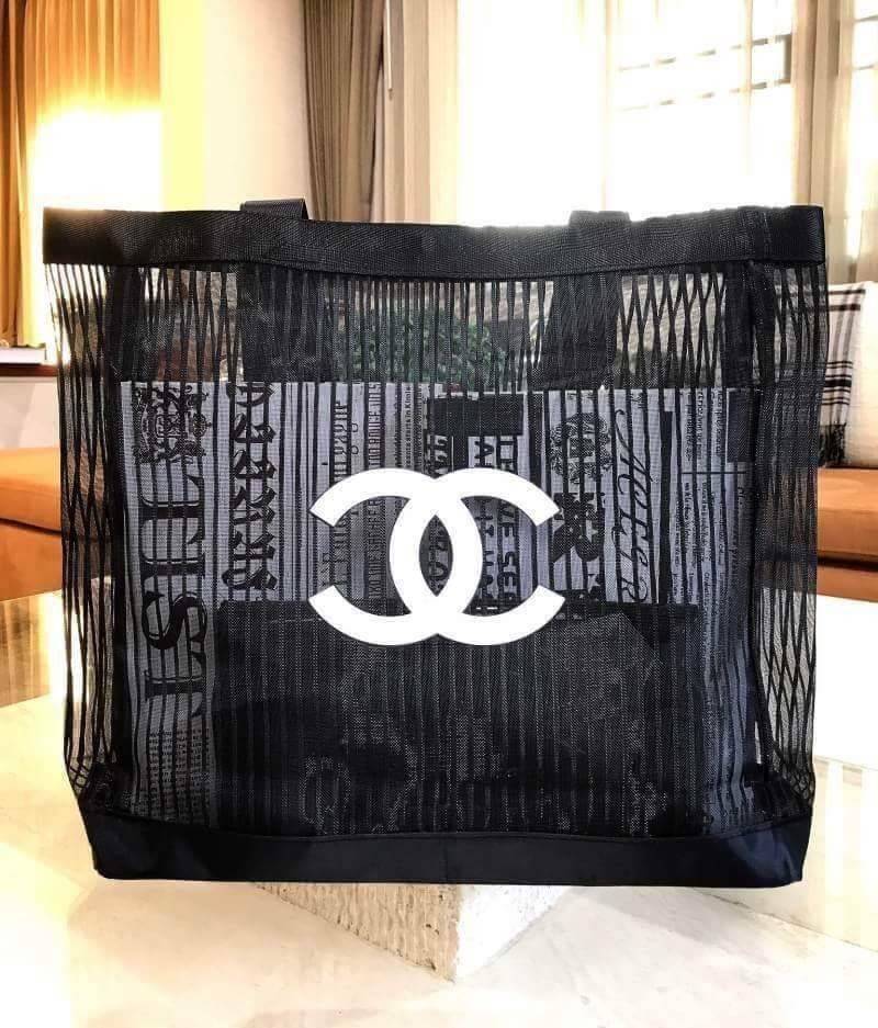 Chanel Cosmetic Shopping Bag กระเป๋าสะพายใบใหญ่ VIP Gift With Purchase Limited Edition ของแท้จาก Chanel Cosmetic Counter ใบใหญ่วัสดุ Nylon ซีทรูลายทาง ปั๊มโลโก้แบรนด์ เปิดปิด ด้วยแถบแม่เหล็กซ่อนด้านในปากกระเป๋า มีบุที่ฐานเพื่อรับน้ำหนัก น้ำหนักเบา จุสุดๆ 