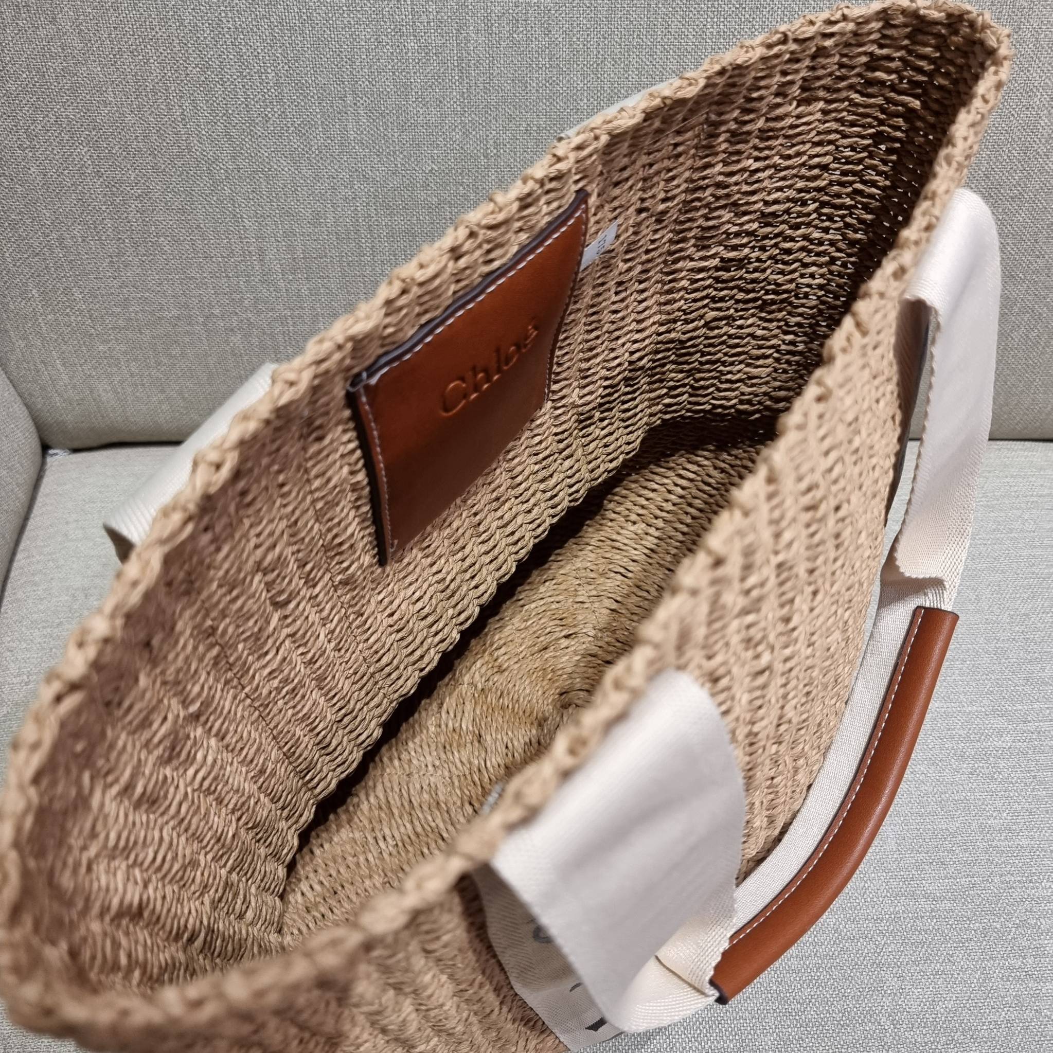 CHLOE LARGE WOODY BASKET กระเป๋าสะพายสานทรงตะกร้า ยอดฮิตติดลมของแบรนด์ ด้วยวัสดุสังเคราห์จากธรรมชาติ สานทอเต็มใบออกมาเป็นลวดลายสวยงาม ตัดด้วยริบบิ้นคาดโดดเด่น ภายในโล่งกว้างมาก จุของได้เต็มที่ เป็นดีไซน์ผู้ดีย้อนยุคที่ดูแพงจริงๆ ใบนี้สามารถสะพายไปเที่ยว ไ