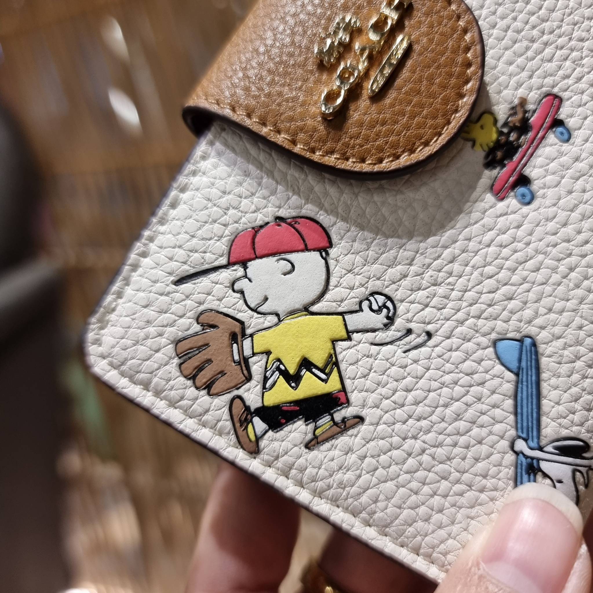COACH C4899 MEDIUM CORNER ZIP WALLET WITH SNOPPY PRINT น้องใหม่คอลเลคชั่นสุดชิค ดีไซน์ลายพริ้นท์ผองเพื่อนสนูปพี น่ารักน่าใช้ เพิ่มลูกเล่นให้กระเป๋าสตางค์ของคุณไปอีก กับกระเป๋าสตางค์ใบกลาง ขนาดกำลังเหมาะมือ วัสดุหนัง pepble ทนทาน มีช่องใส่บัตรและธนบัตรครบ 