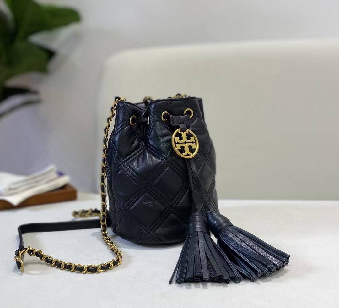 Tory Burch Fleming Soft Mini Bucket Bag กระเป๋าทรงขนมจีบขนาดมินิรุ่น Fleming ที่ตัดเย็บจากหนังแท้